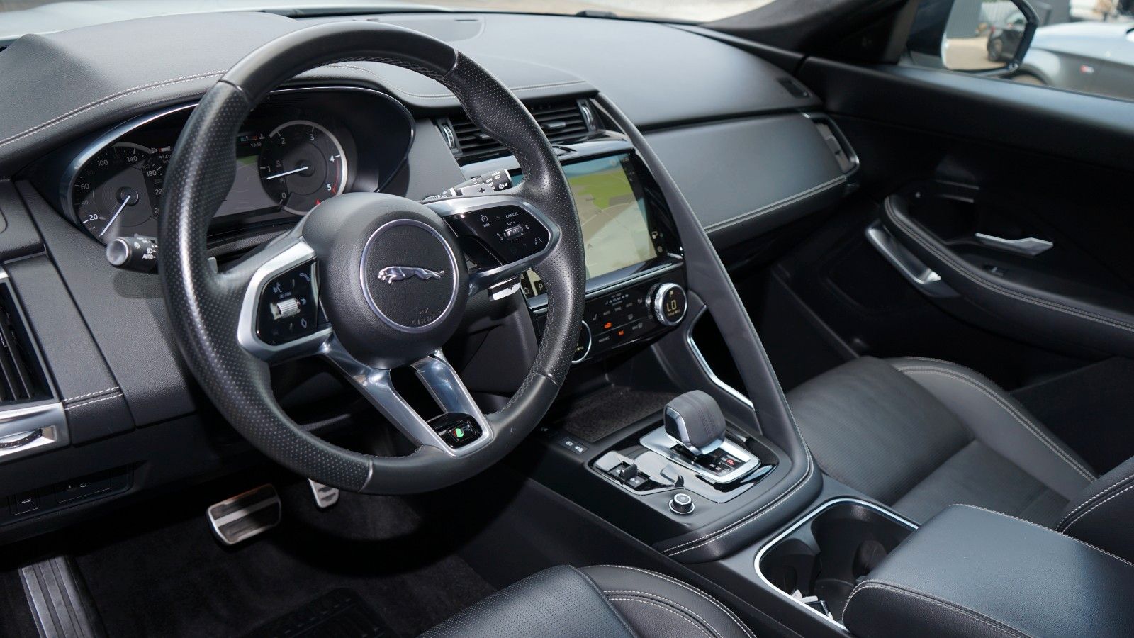 Jaguar E-PACE D200 R-DYNAMIC S*AWD*BLACK PACK*