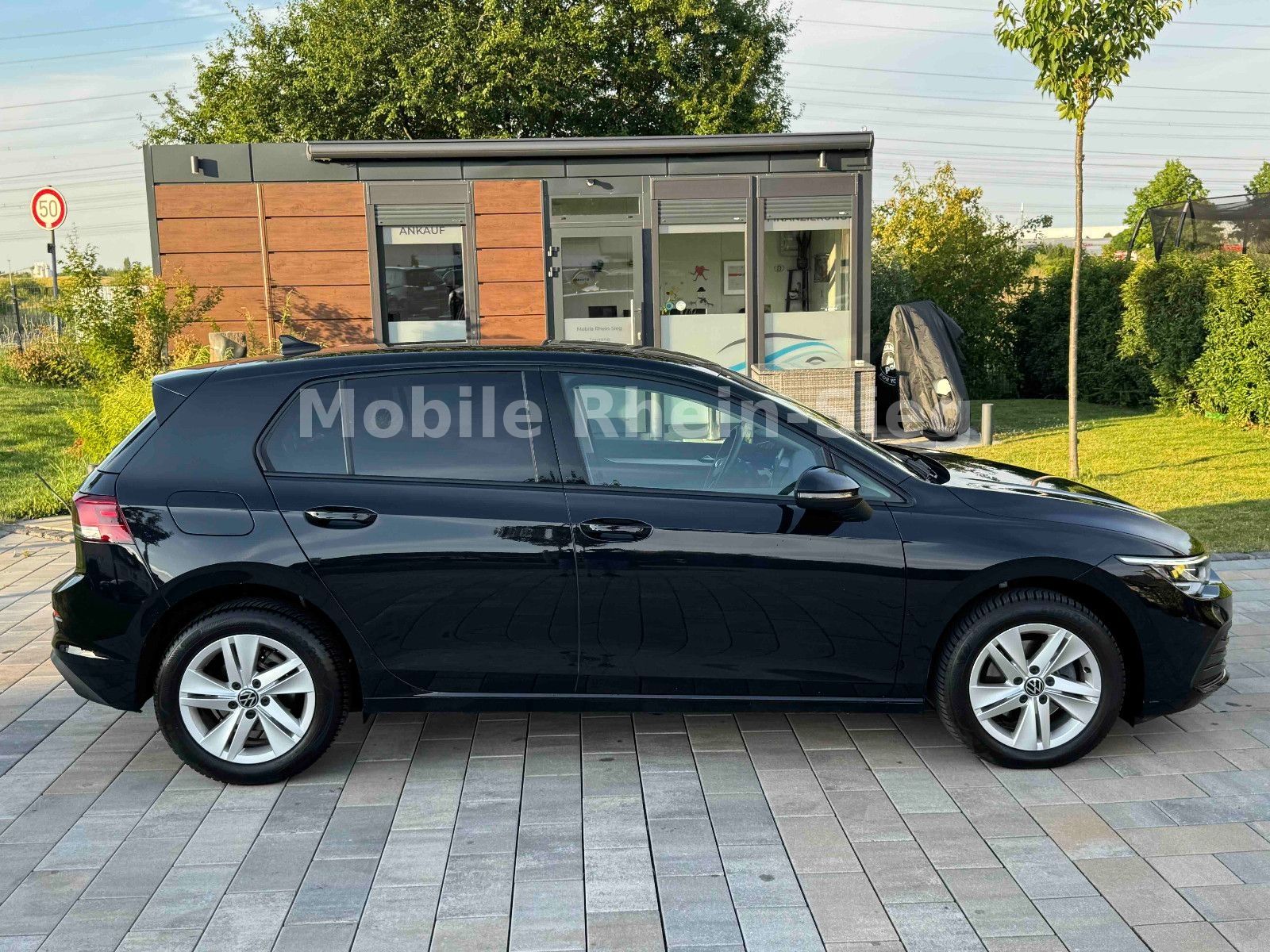 Volkswagen Golf 8 2.0 TDI Life - Samsaru's Car Outlet