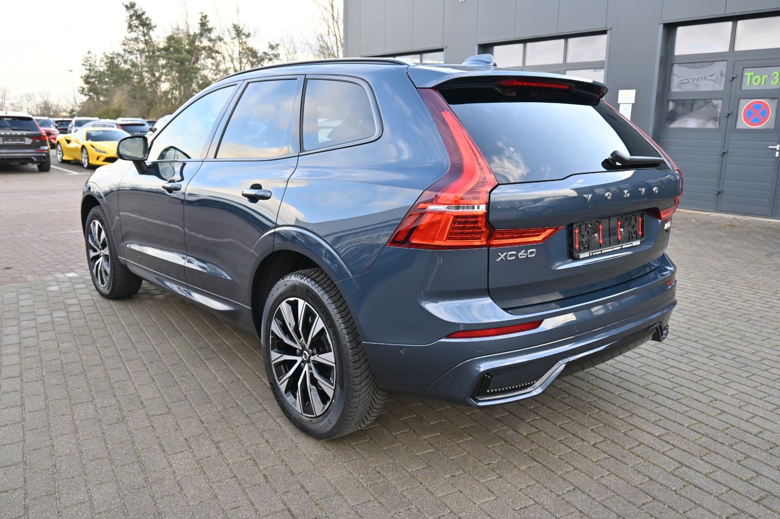 Volvo XC60 B5 AWD Plus Dark*FSHZG*360°*H&K*ACC*AHK