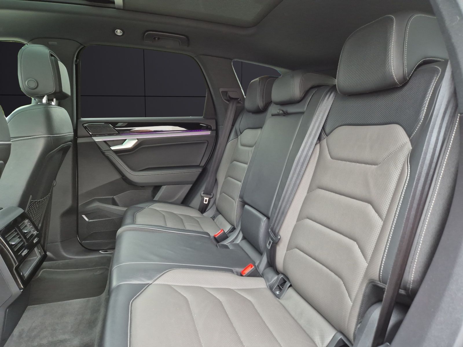 Volkswagen Touareg TDI R-Line 4M - Samsaru's Car Outlet