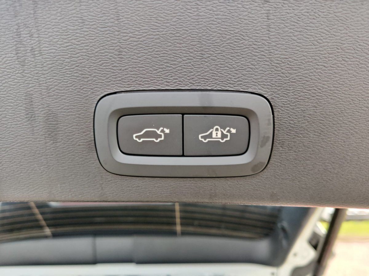 Volvo XC40 B3 Core, 360°-Kamera, Winterräder, LED