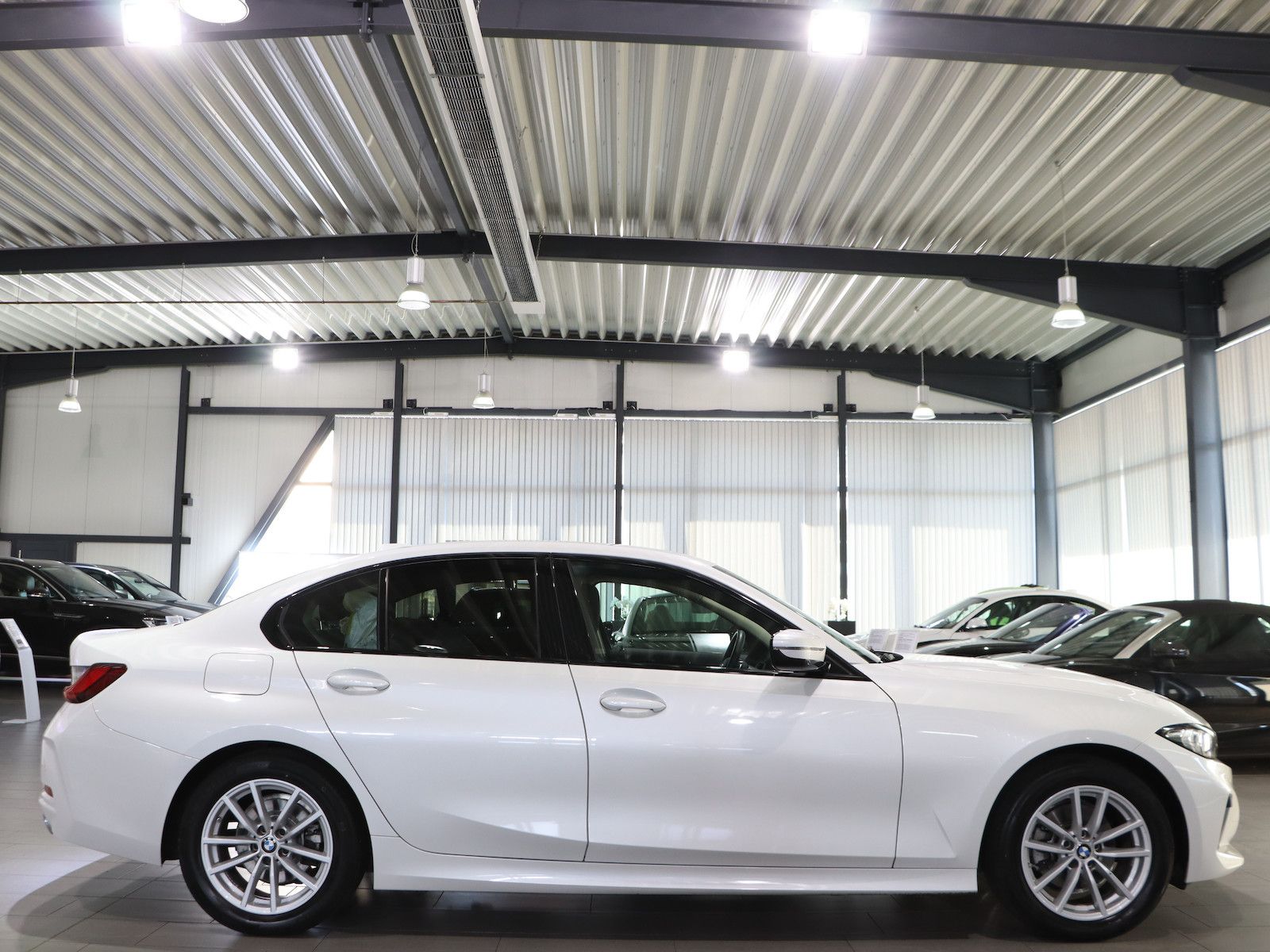 BMW 320d LIMOUSINE xDrive BUSINESS / CURVED / LED