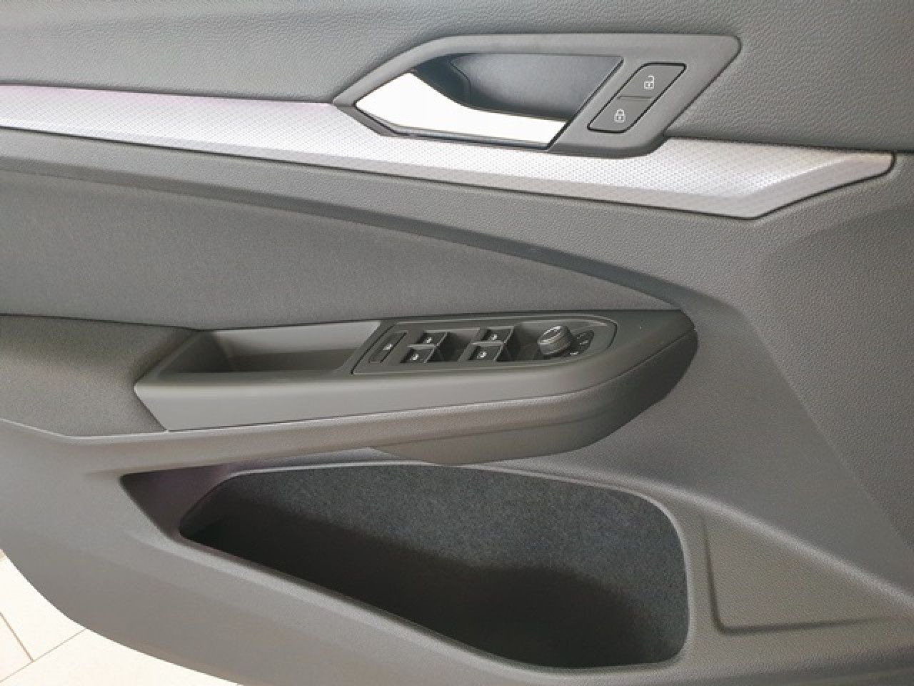 Volkswagen Golf 1.5 eTSI Active DSG - Samsaru's Car Outlet