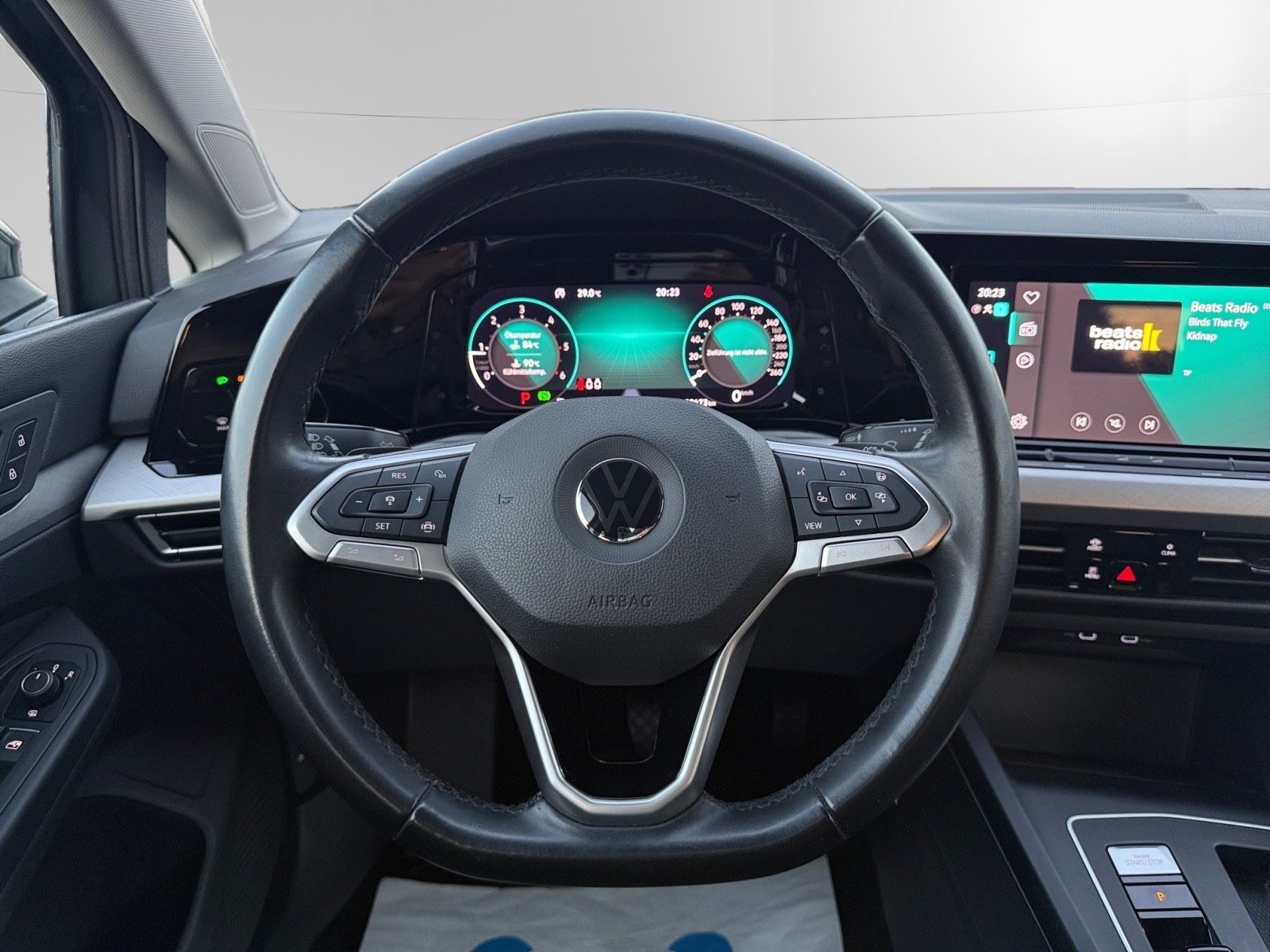 Volkswagen Golf VIII 2.0 TDI DSG LIM. LIFE - Samsaru's Car Outlet