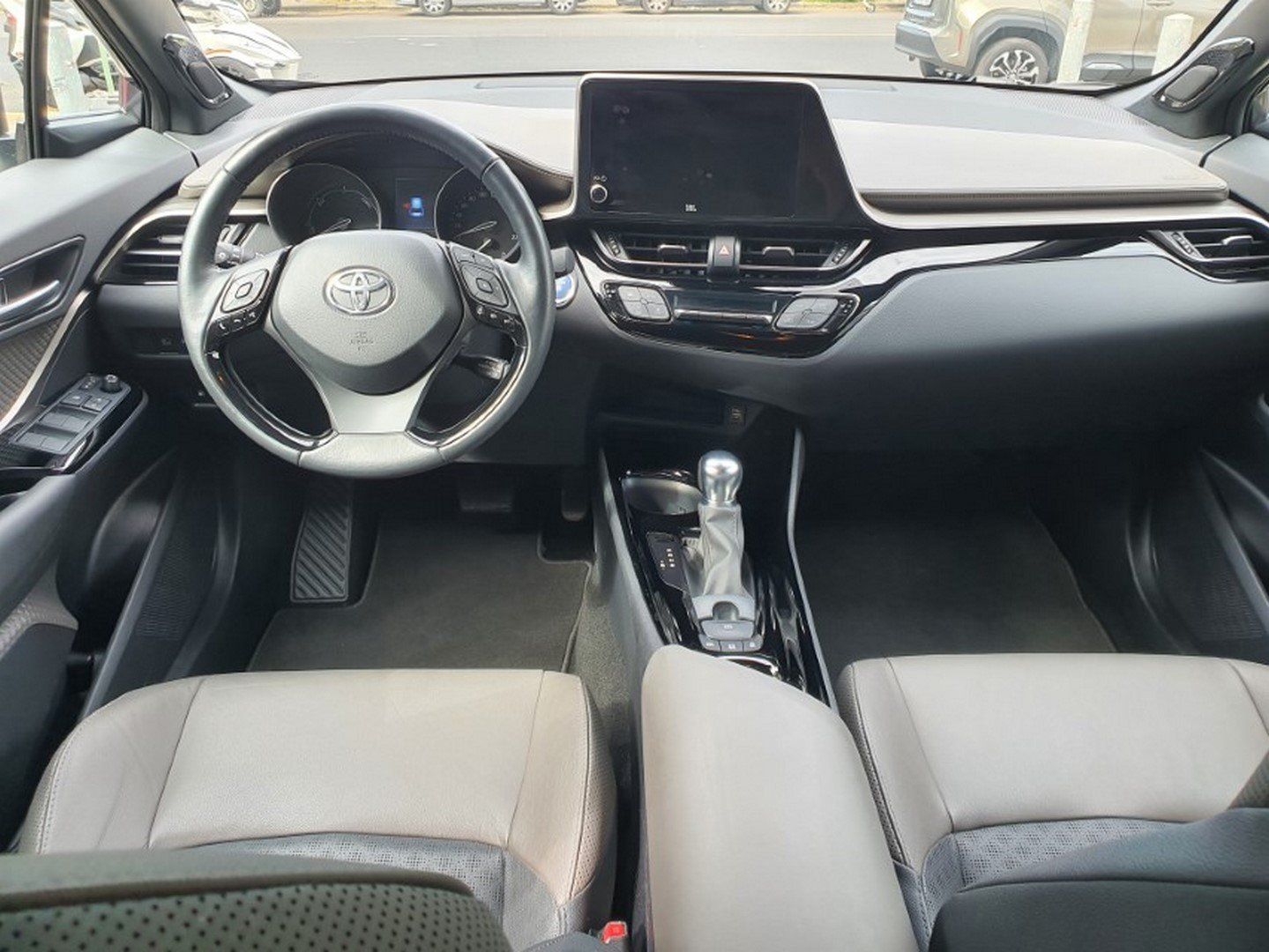 Toyota C-HR 2.0 Hybrid Lounge - Samsaru's Car Outlet