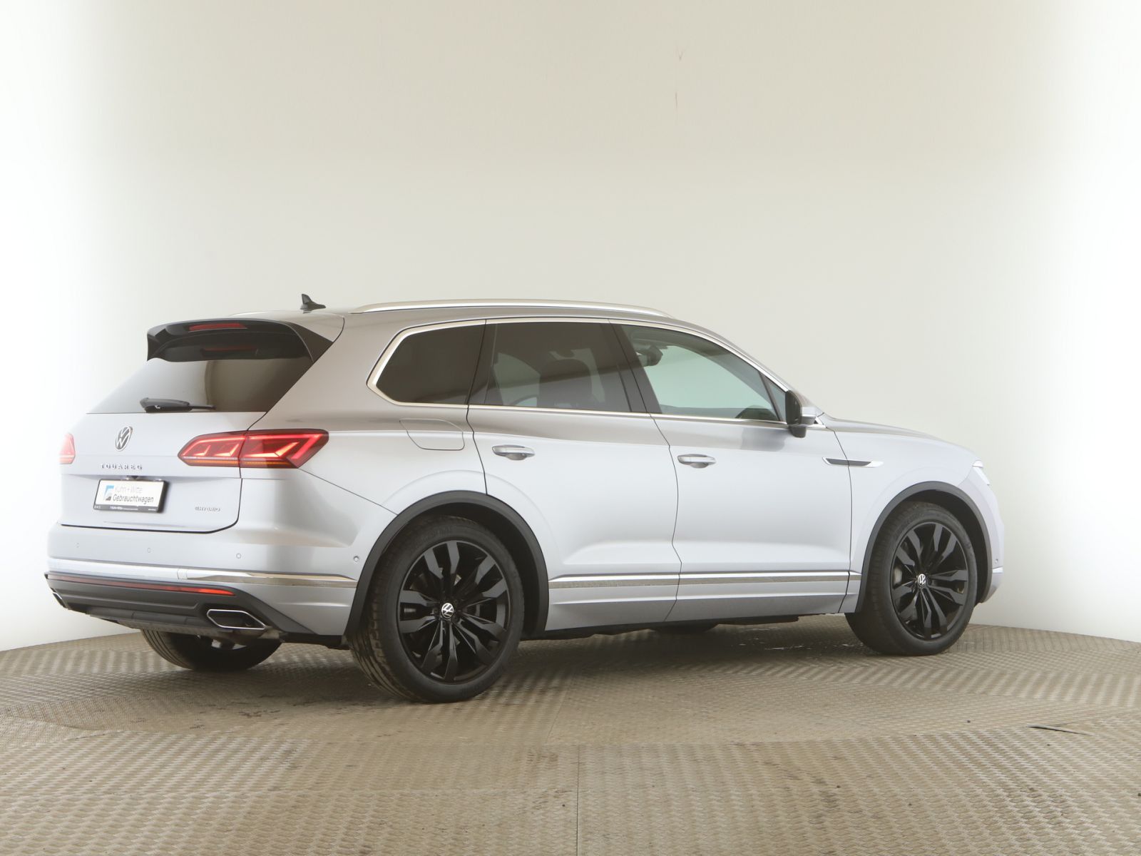 Volkswagen Touareg 3.0 TSIe Elegance 4M - Samsaru's Car Outlet