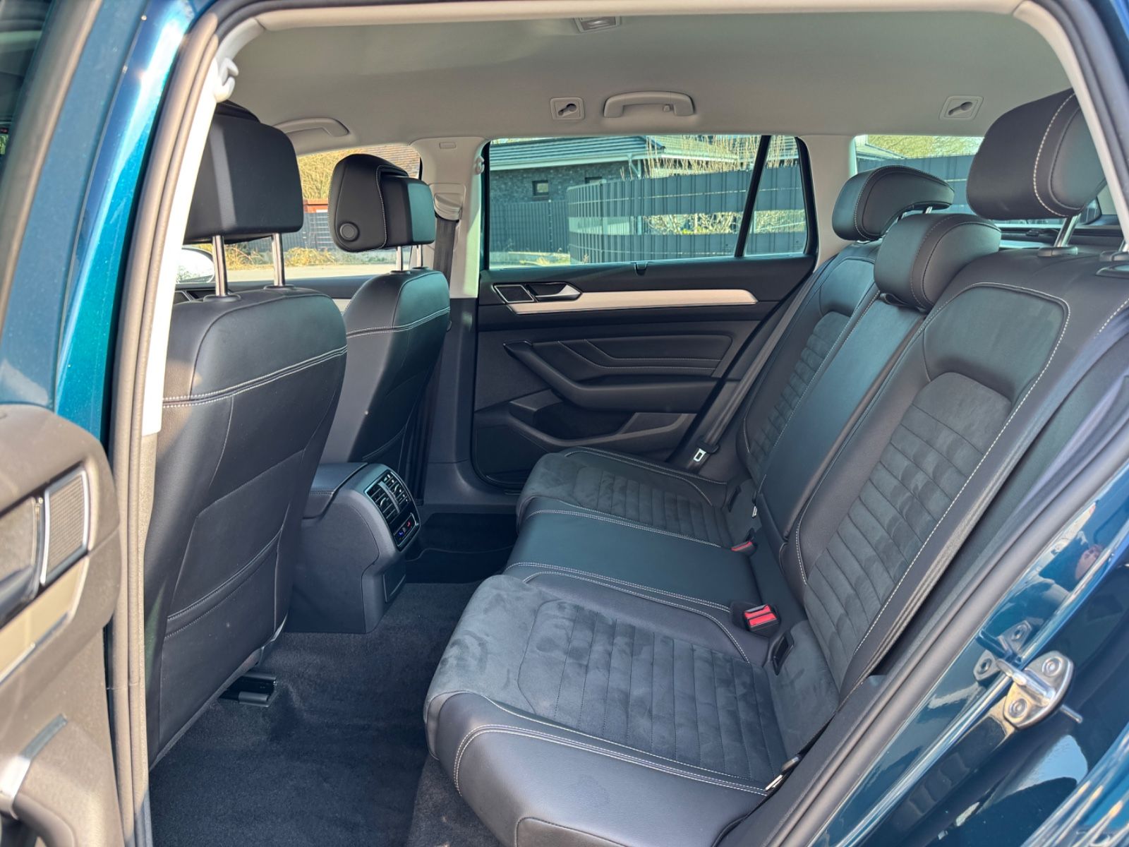 Volkswagen Passat Variant 2.0 TSI R-Line - Samsaru's Car Outlet