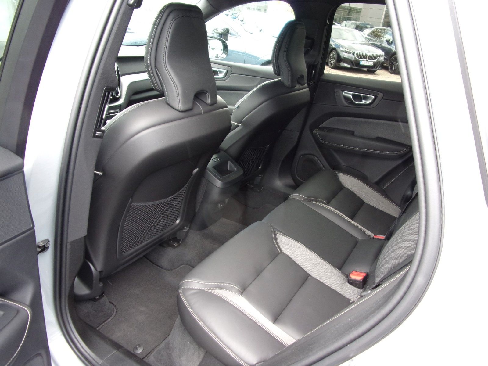 Volvo XC 60 B4 Plus Dark AWD - Samsaru's Car Outlet