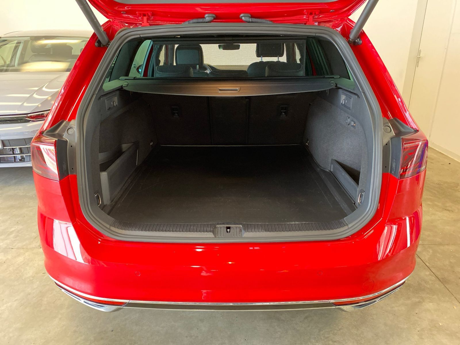 Volkswagen Passat Variant Elegance 4M - Samsaru's Car Outlet