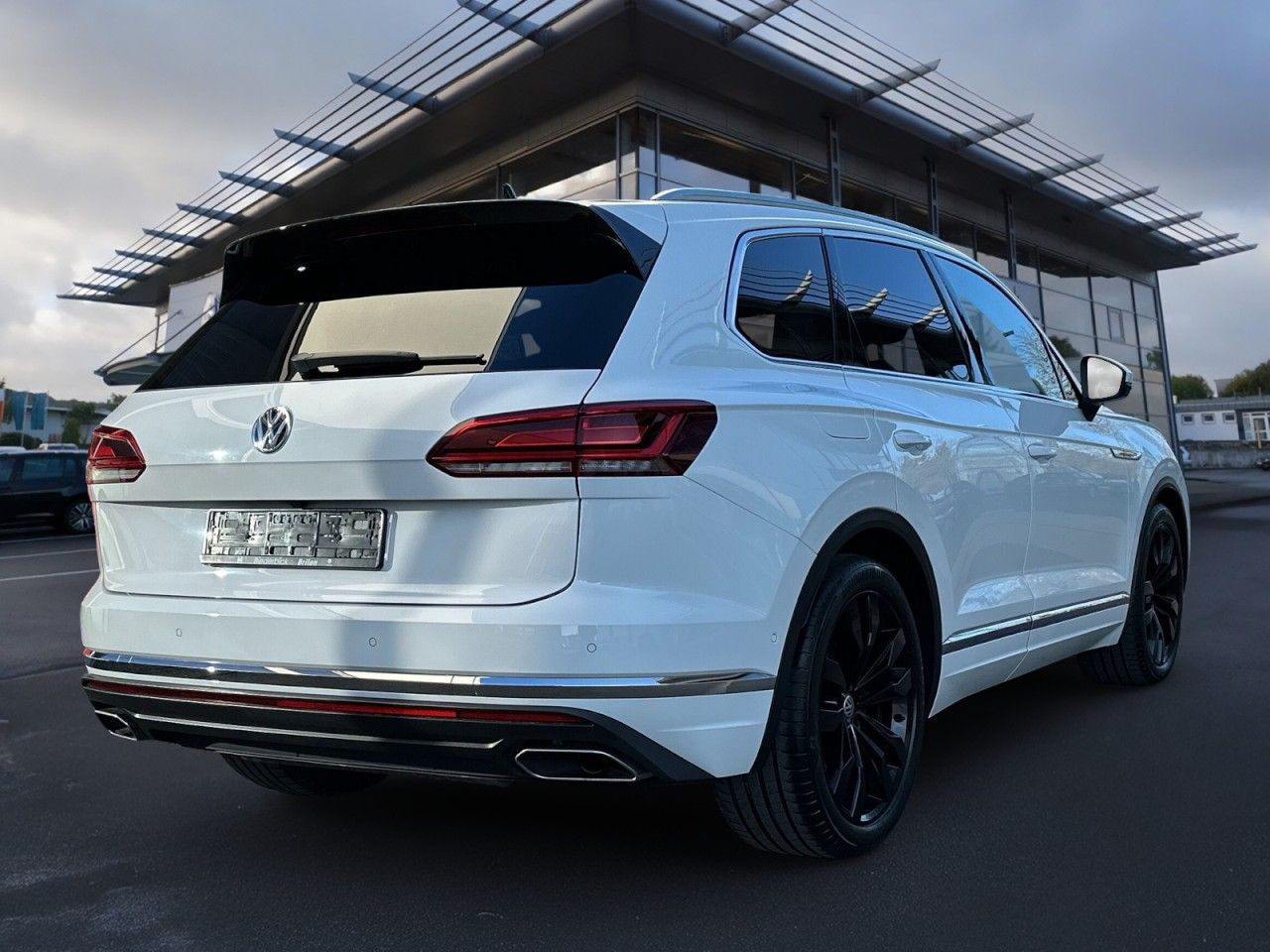 Volkswagen Touareg 3.0 V6 TDI Elegance 4Motion - Samsaru's Car Outlet
