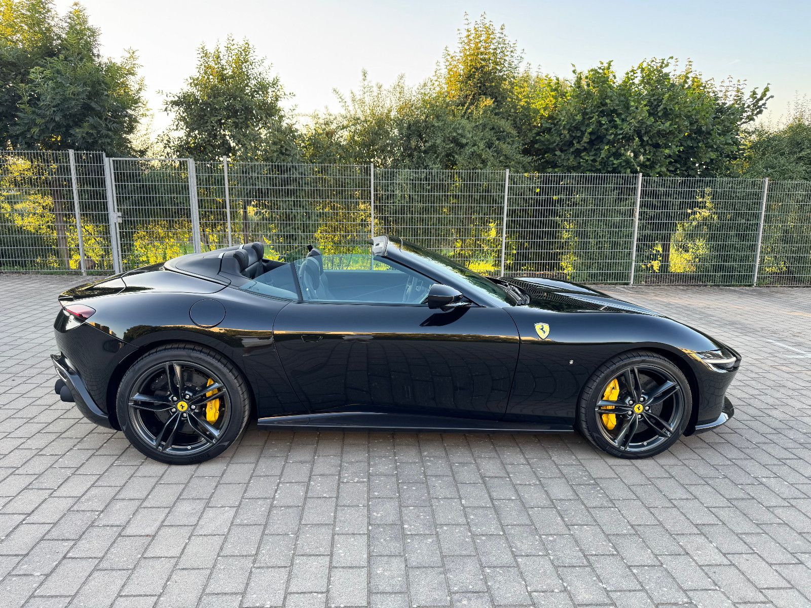 Ferrari Roma Spider - Samsaru's Car Outlet
