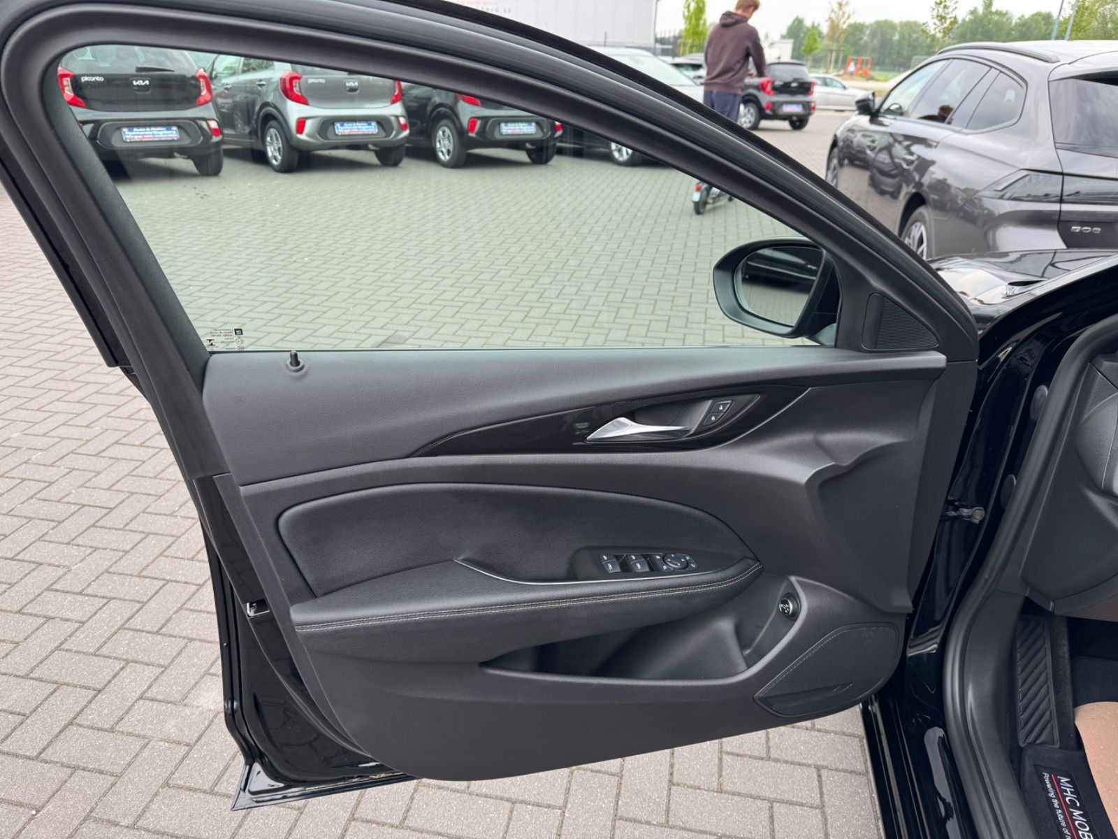 Opel Insignia B Sports Tourer Business - Samsaru's Car Outlet