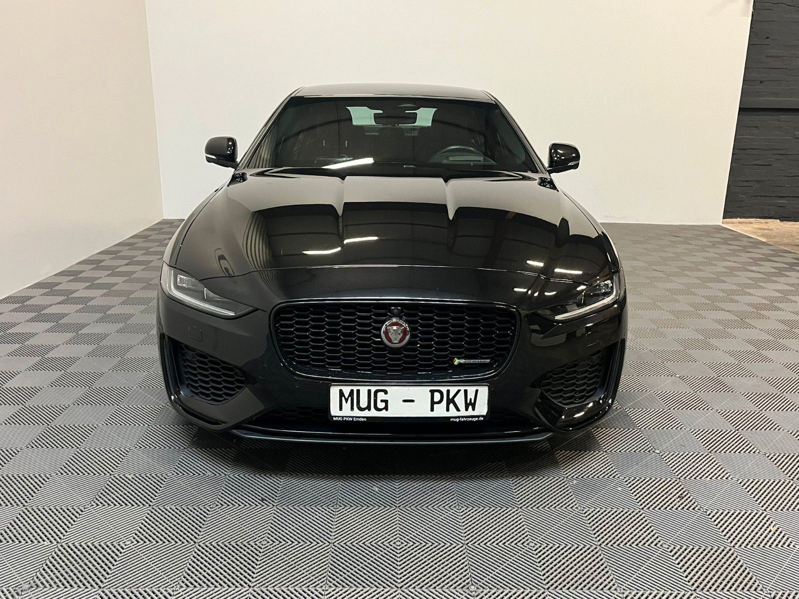 Jaguar XE P250 R-Dynamic Black *ACC-HuD-LED-360°*
