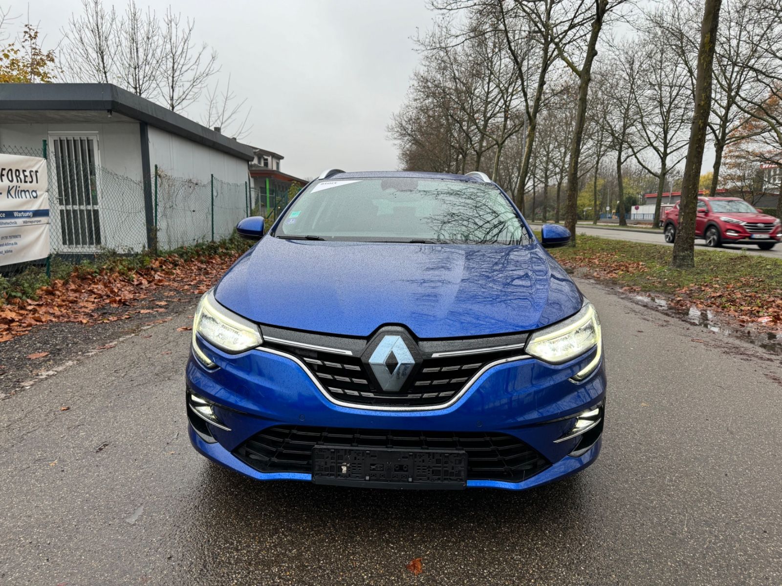 Renault Megane TCe 140 Intens Grandtour - Samsaru's Car Outlet
