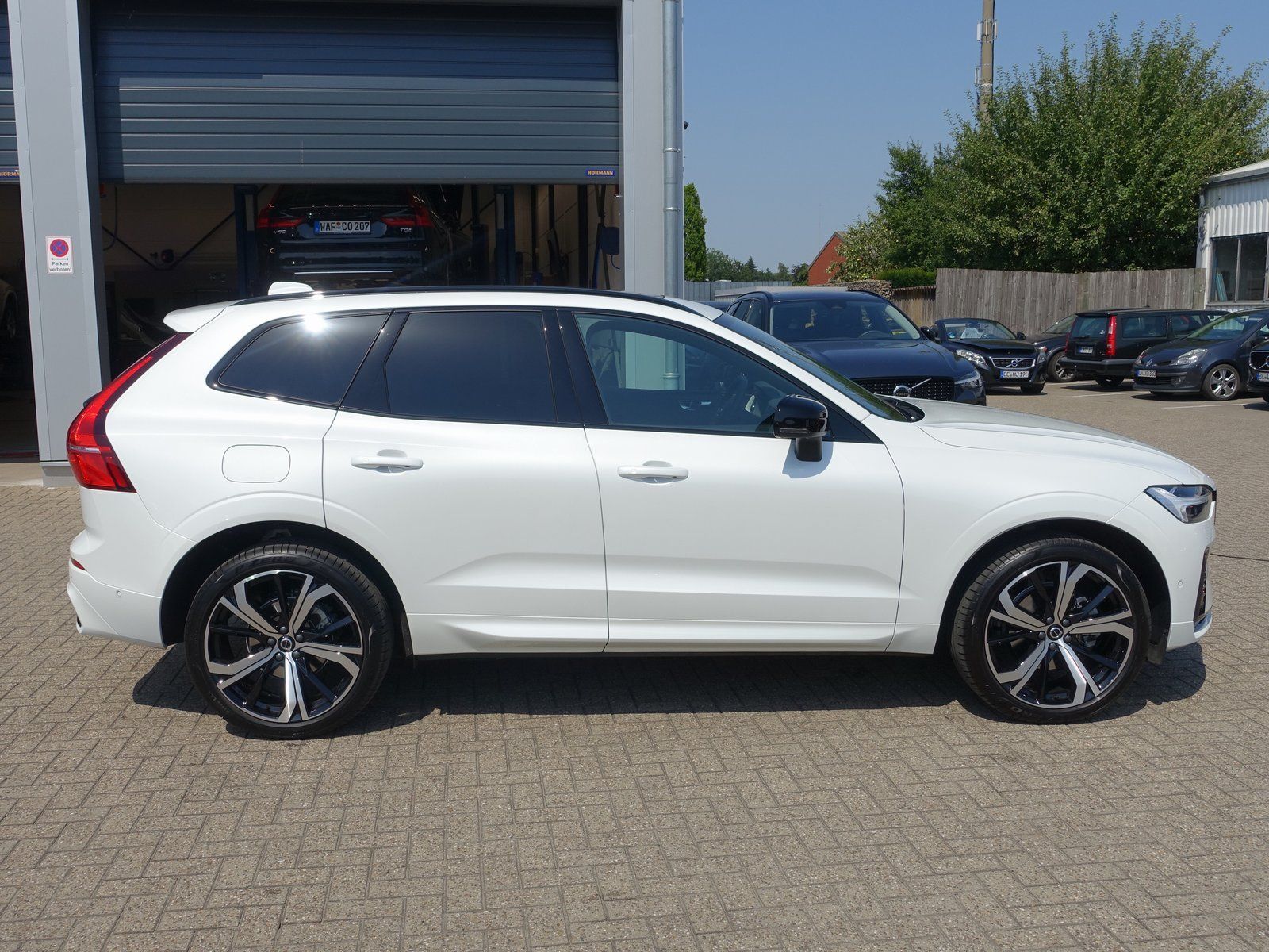 Volvo XC60 B5 AWD Plus - Samsaru's Car Outlet