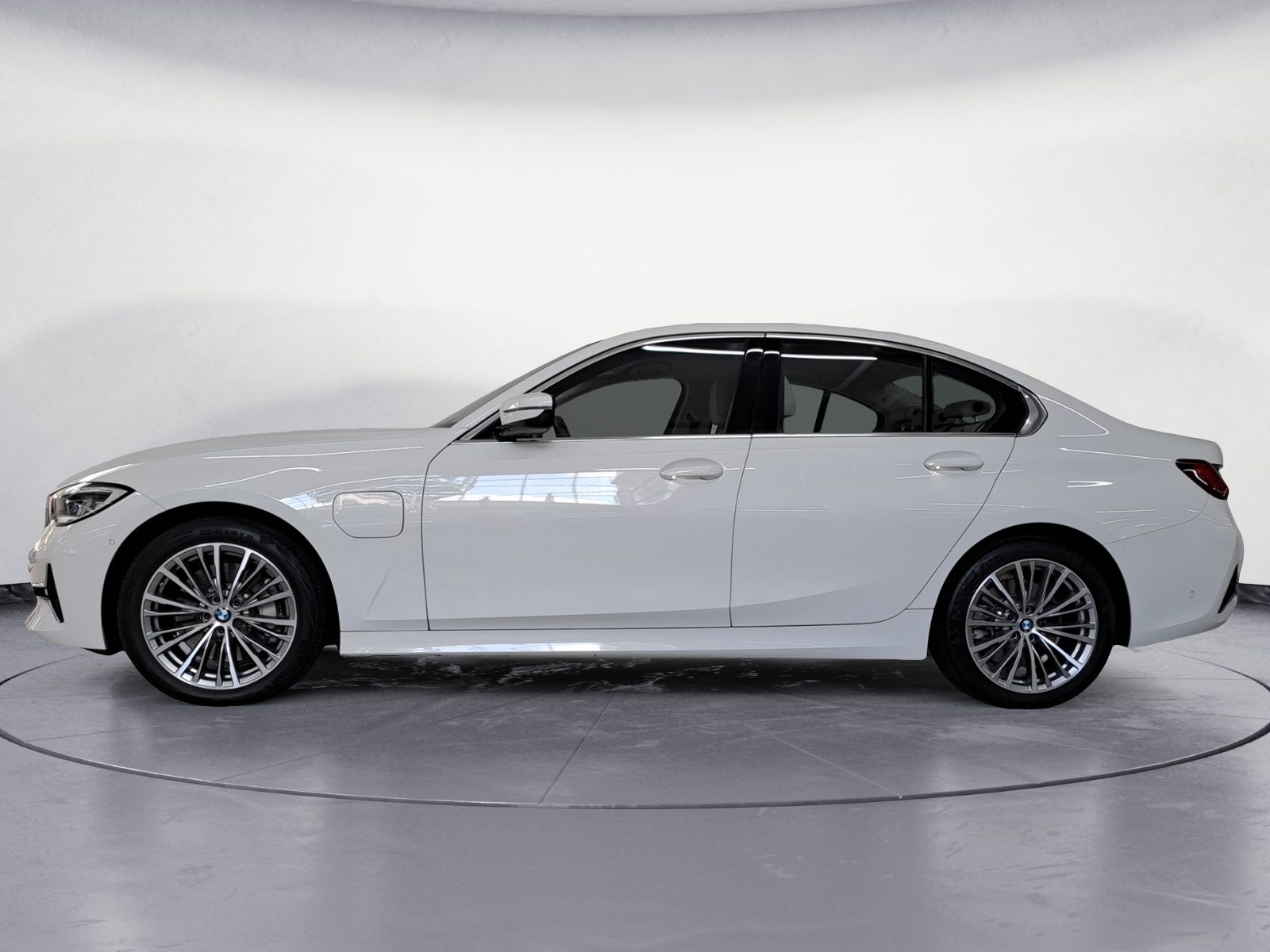 BMW 330e Luxury Line - Samsaru's Car Outlet