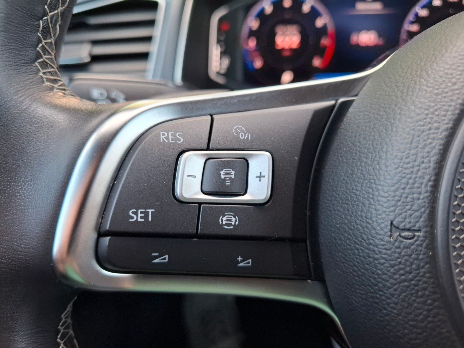 Volkswagen T-Roc R-Line - Samsaru's Car Outlet