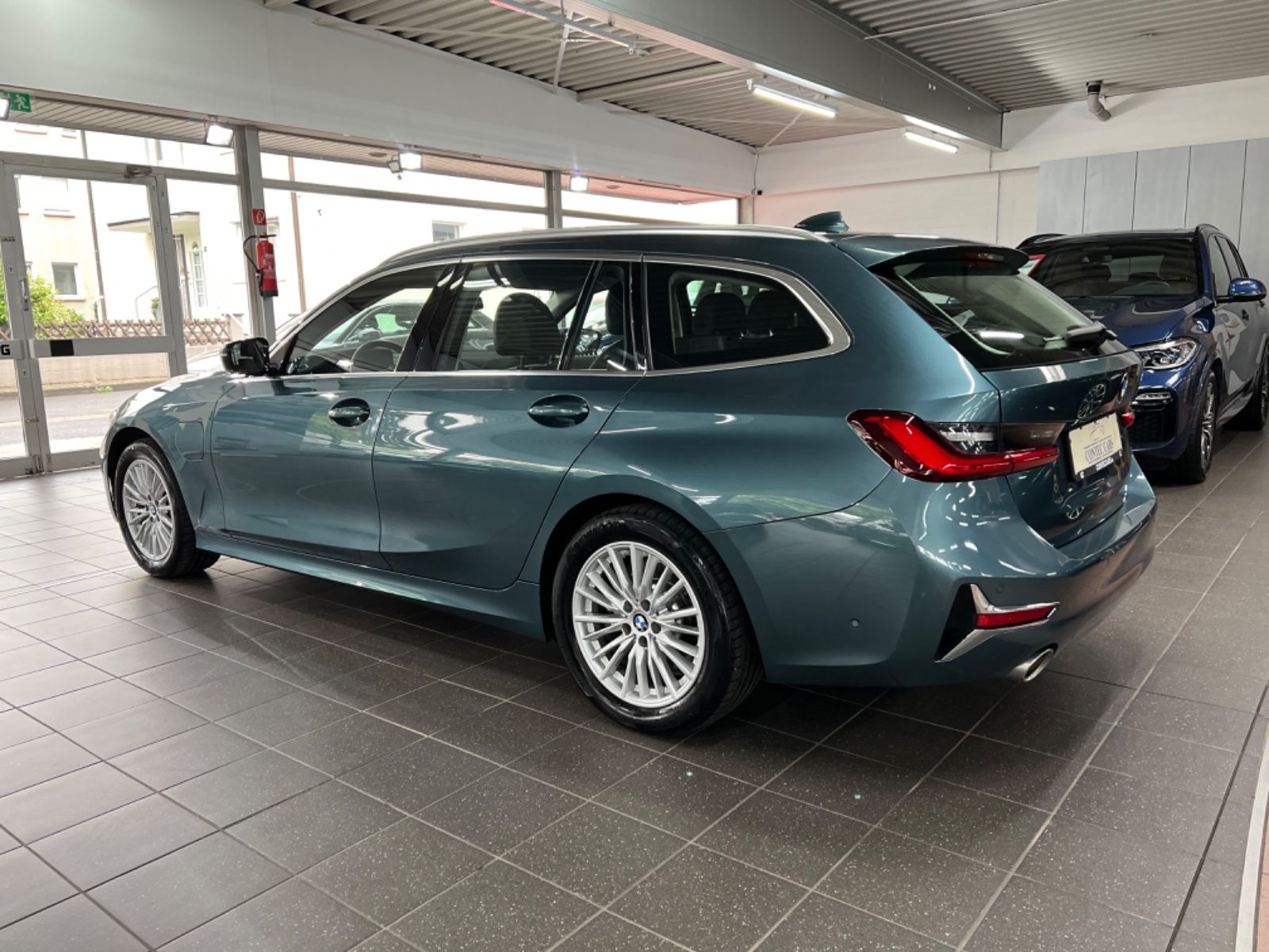 BMW 330e Touring Luxury Line - Samsaru's Car Outlet