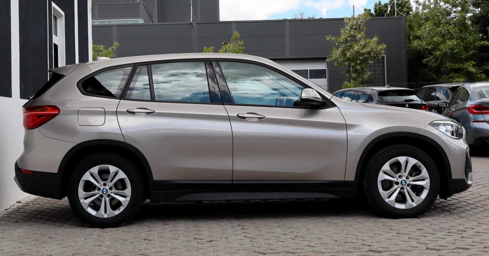BMW X1 xDrive 25 e Advantage - Samsaru's Car Outlet