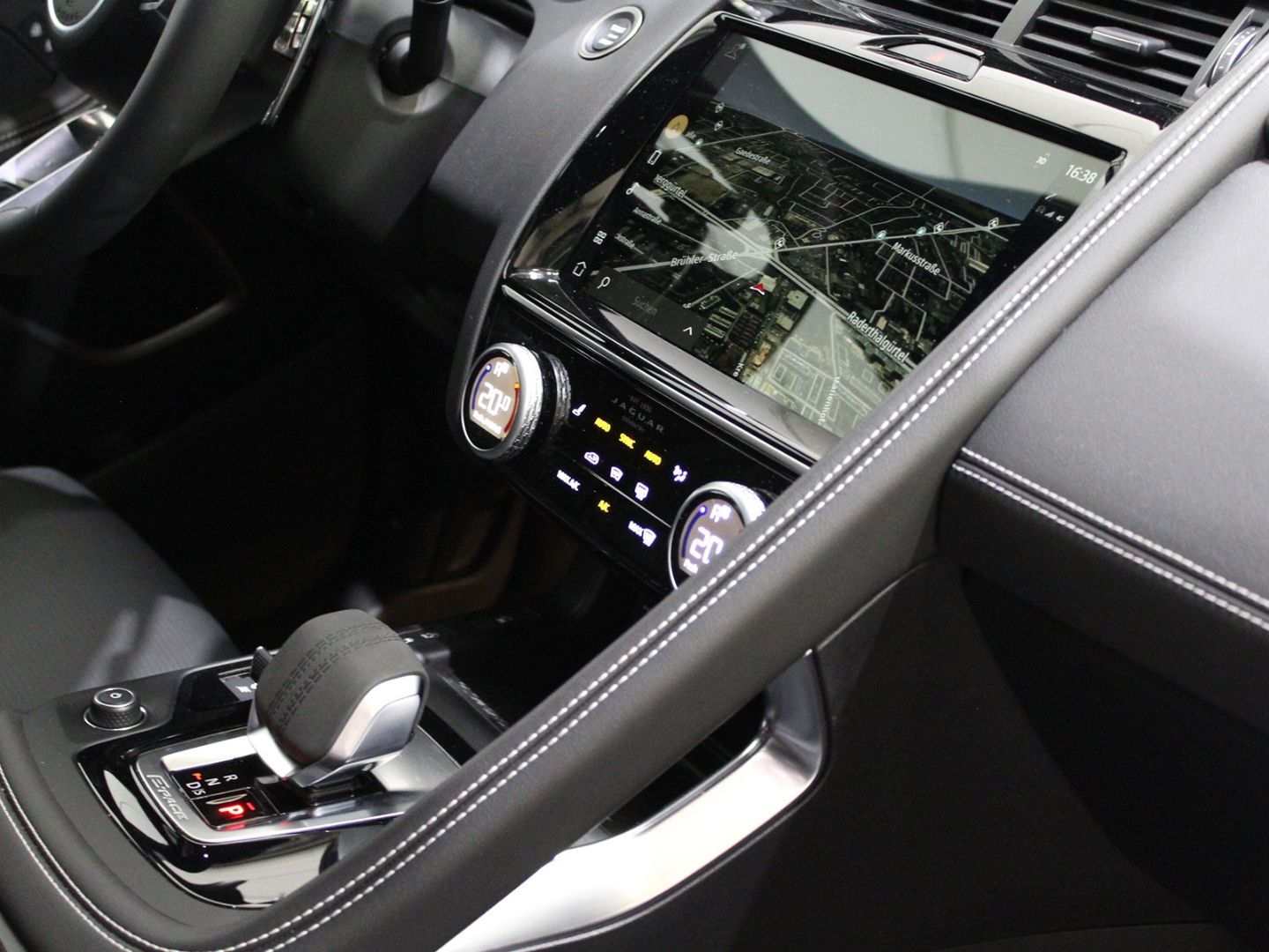 Jaguar E-Pace R-Dynamic SE AWD D200 Mild-Hybrid EU6d