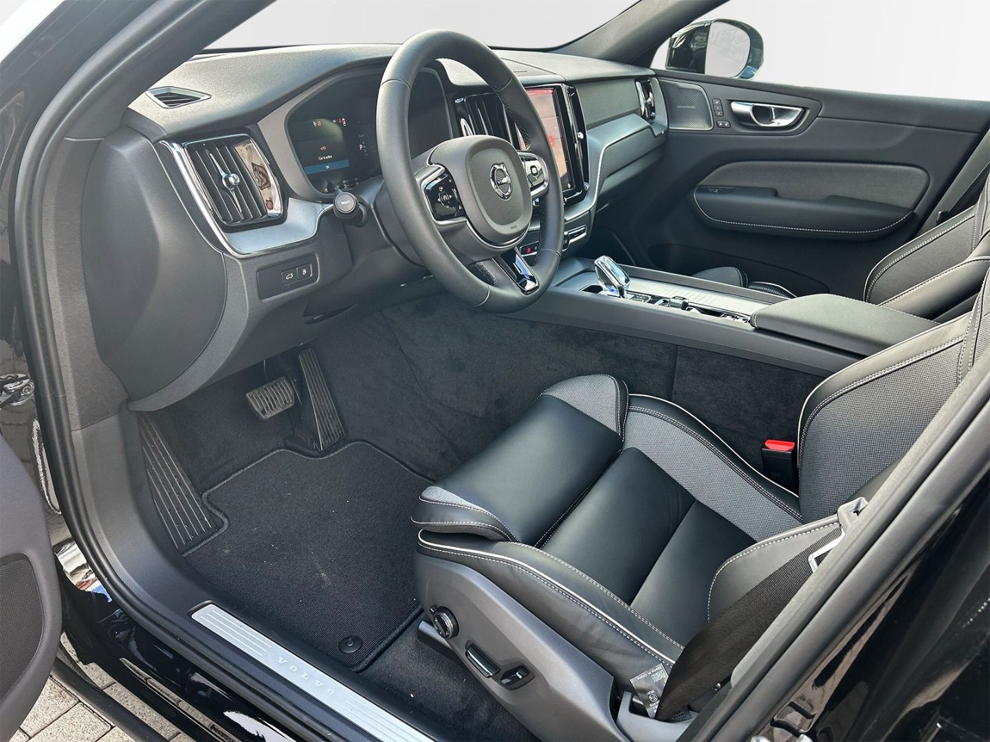 Volvo XC60 Recharge T6 AWD Plus Black Edition 21'' AHK