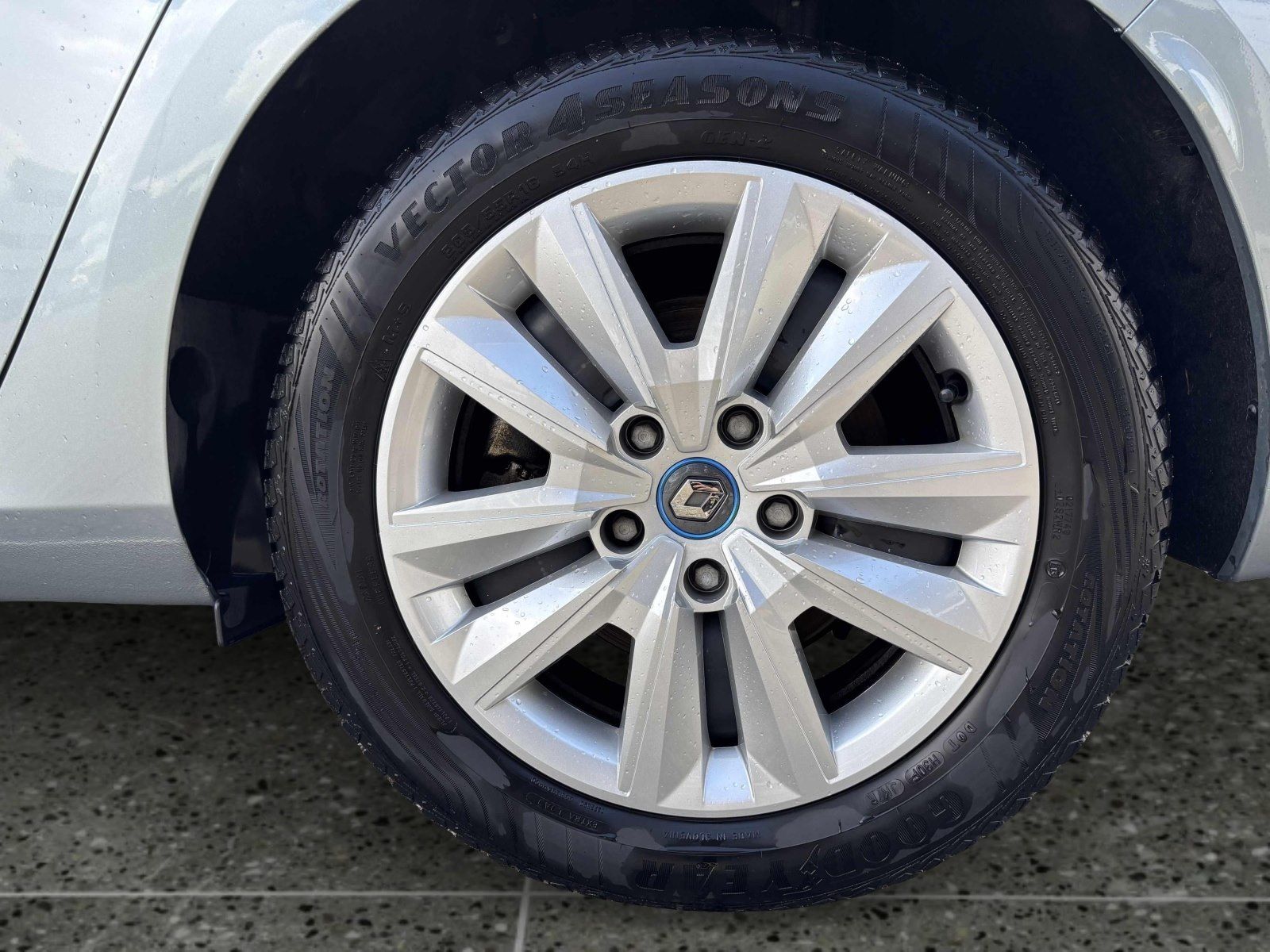 Renault Megane Grandtour ZEN E-TECH Plug-in - Samsaru's Car Outlet