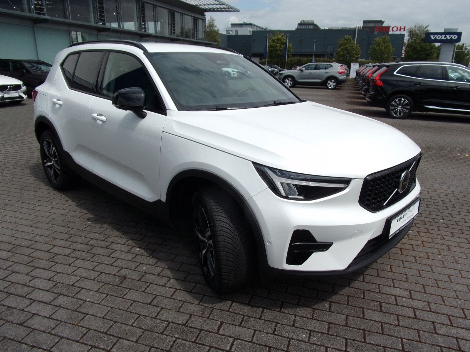 Volvo XC 40 B3 Plus Dark 2WD - Samsaru's Car Outlet