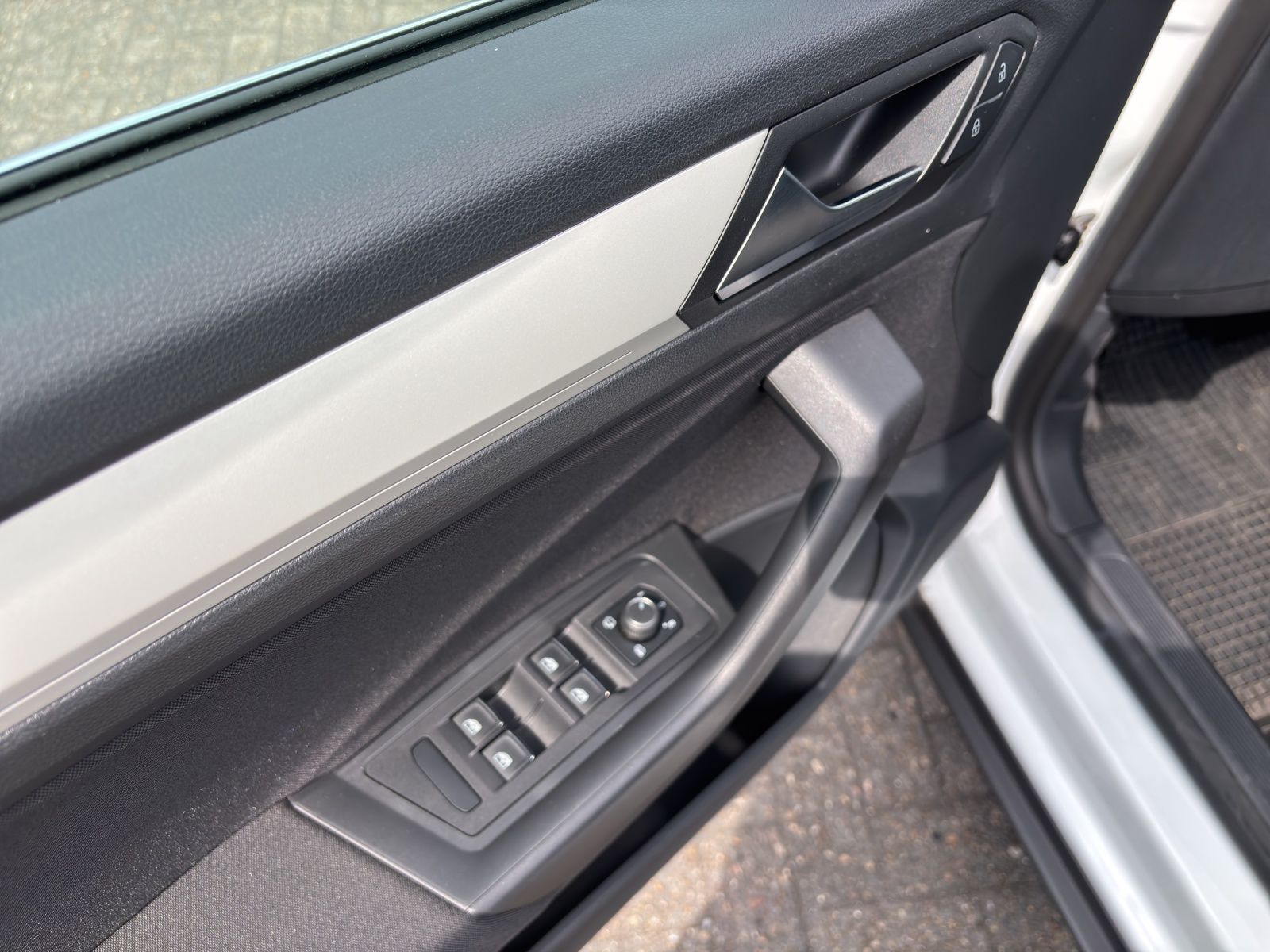 Volkswagen T-Roc 1.0 TSI Style - Samsaru's Car Outlet
