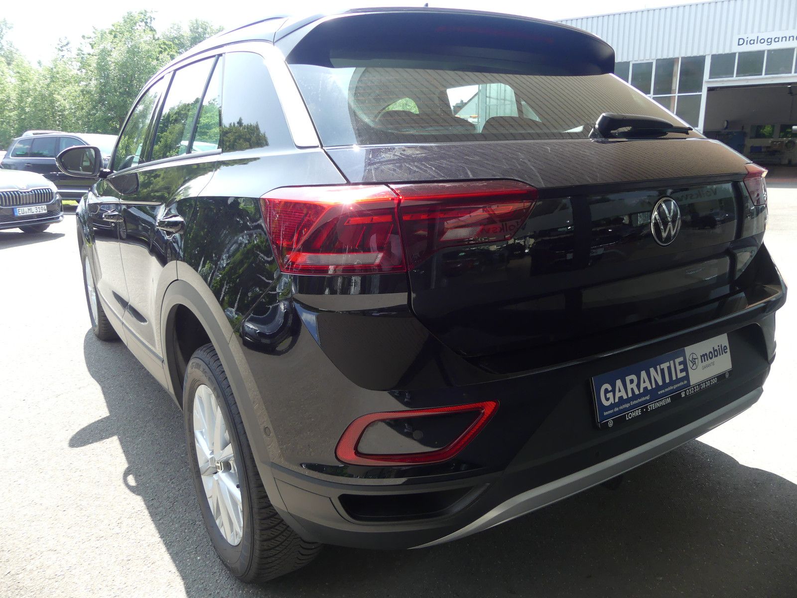Volkswagen T-Roc 1.5 TSI Life - Samsaru's Car Outlet