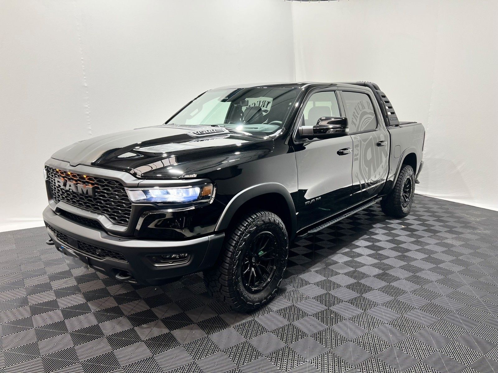 Dodge RAM 1500 Rebel Night Premium 3.0L MY25 RTR Umbau