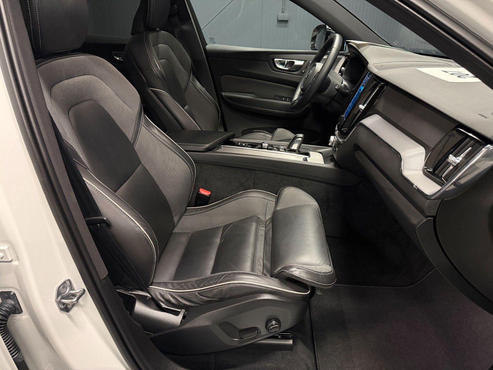 Volvo XC60 R-Design AWD *AHK*360*Standhzg*HIFI*