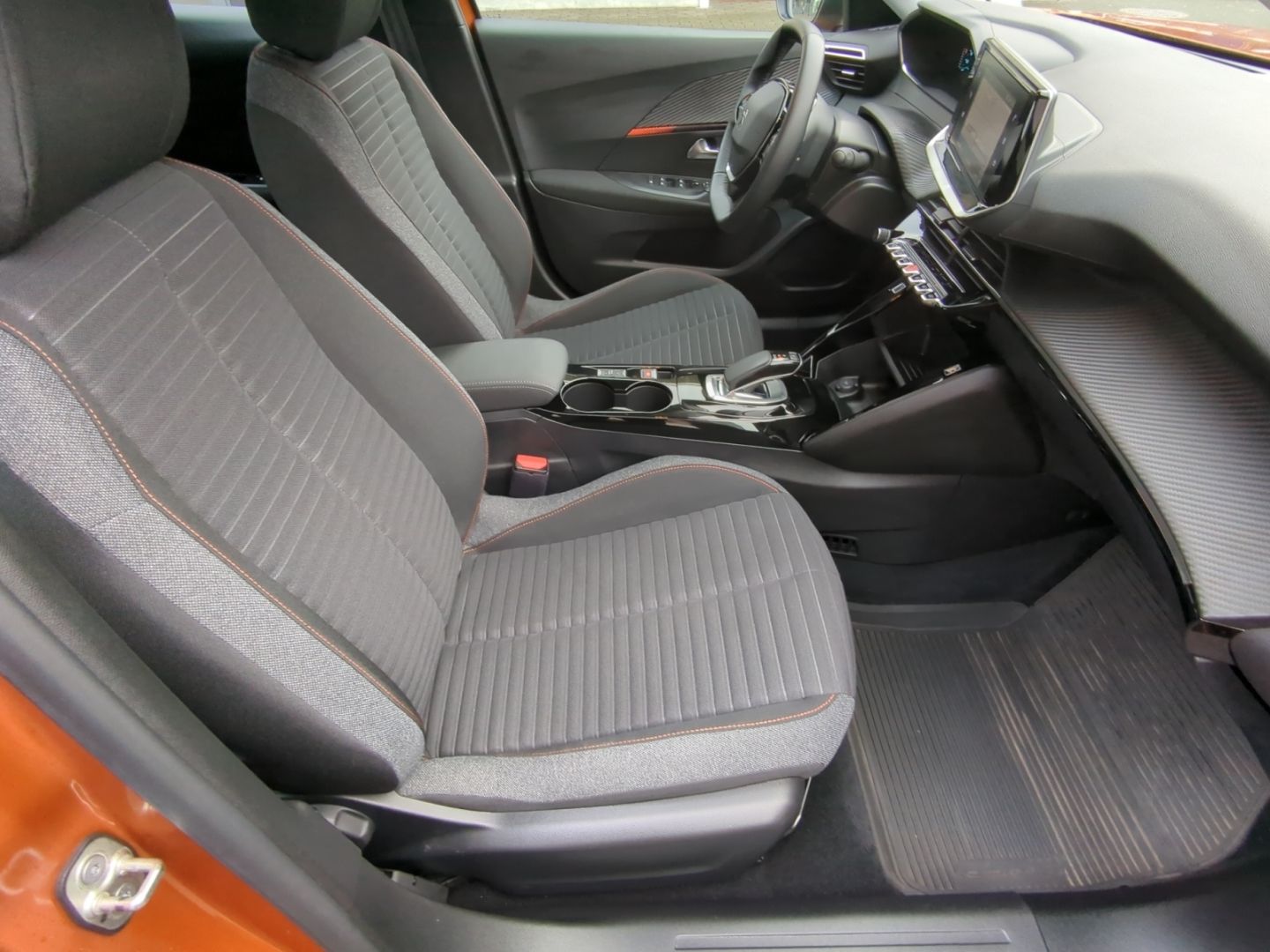 Peugeot e-2008 Active Elektromotor 136 - Samsaru's Car Outlet