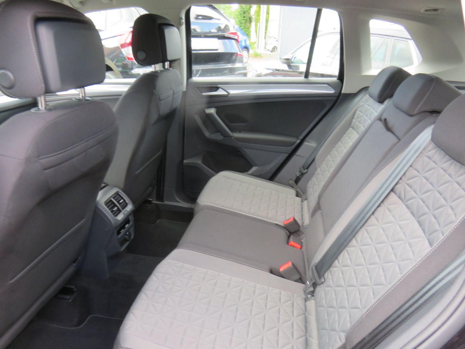Volkswagen Tiguan 2.0 TDI DSG Life - Samsaru's Car Outlet