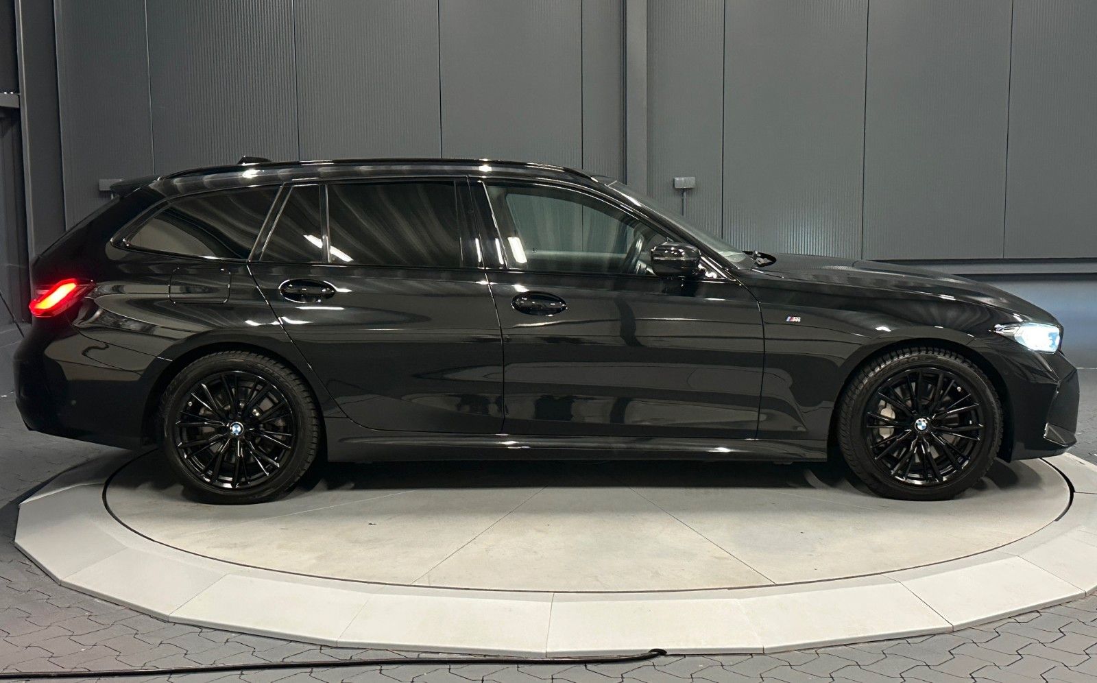 BMW 330d touring xDrive M-Sport - Samsaru's Car Outlet