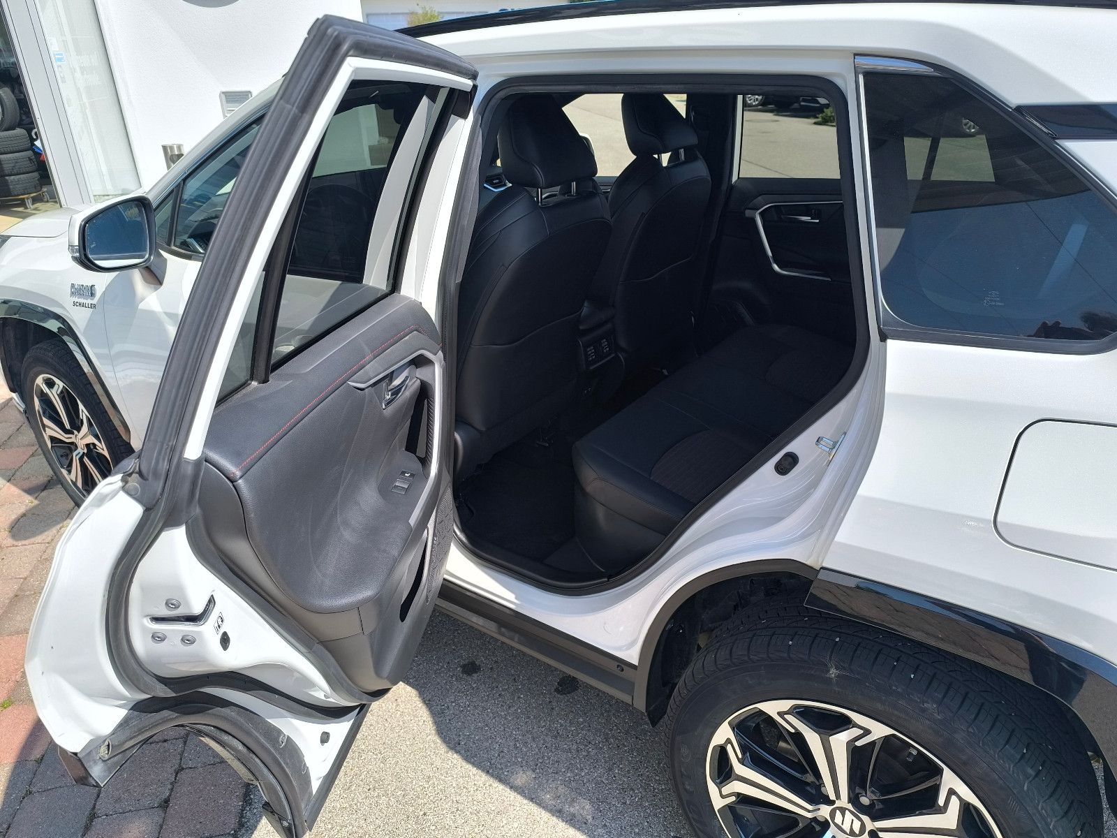 Toyota RAV 4 2.5 Plug-In Hybrid Auto AWD - Samsaru's Car Outlet