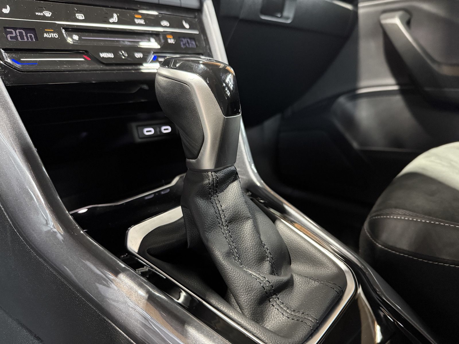 Volkswagen T-Roc 2.0 TDI Style - Samsaru's Car Outlet