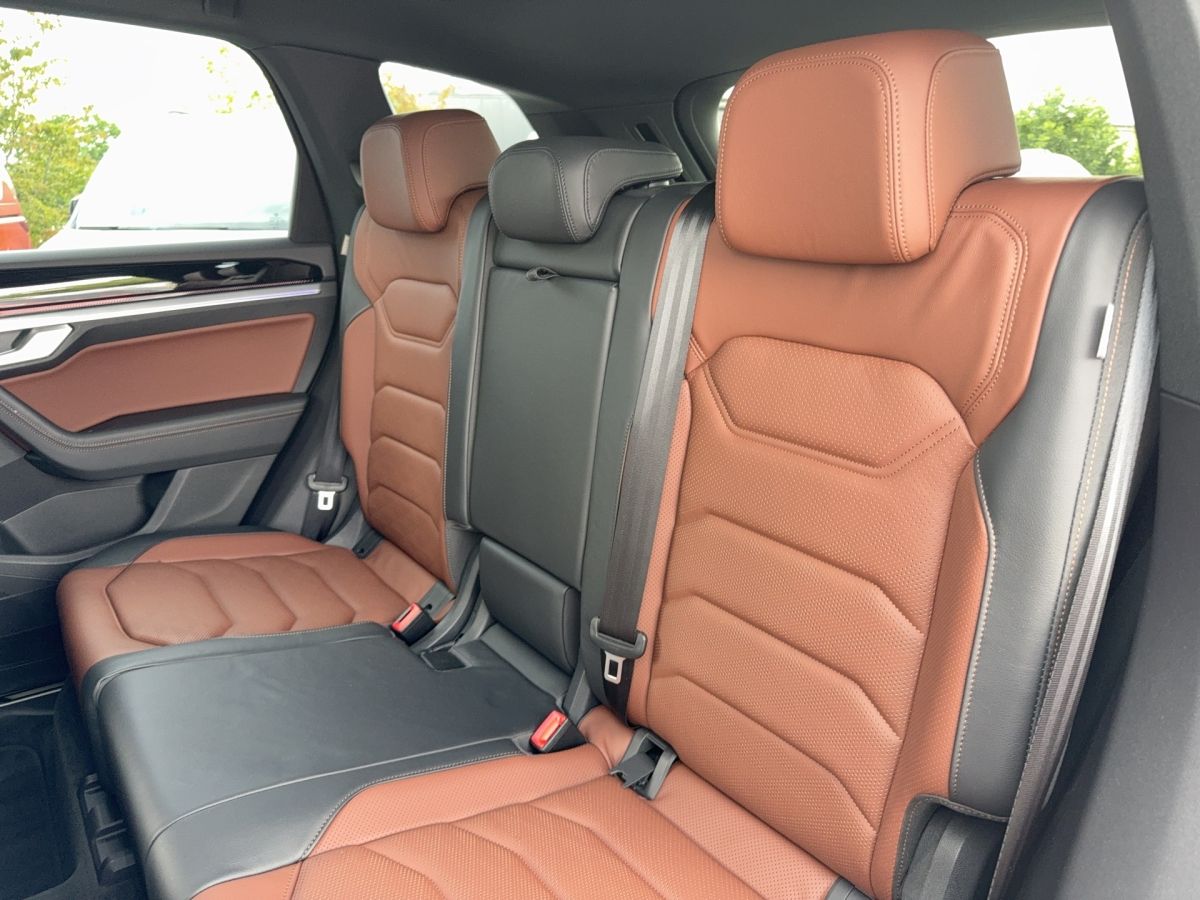 Volkswagen Touareg R-Line TSi - Samsaru's Car Outlet