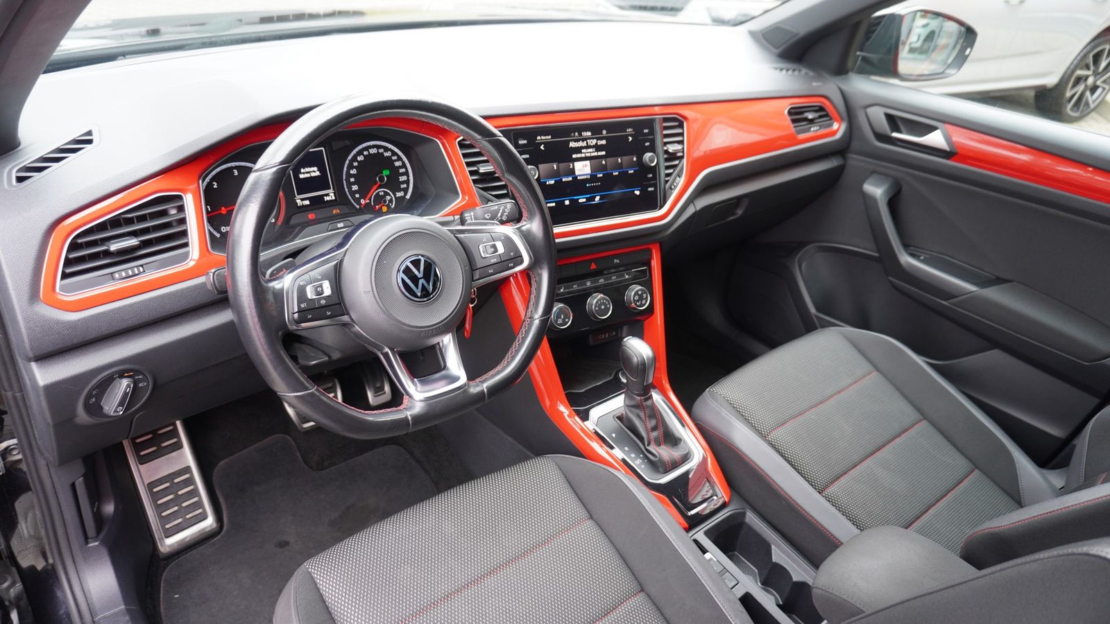 Volkswagen T-Roc 2.0 TDI R-Line - Samsaru's Car Outlet