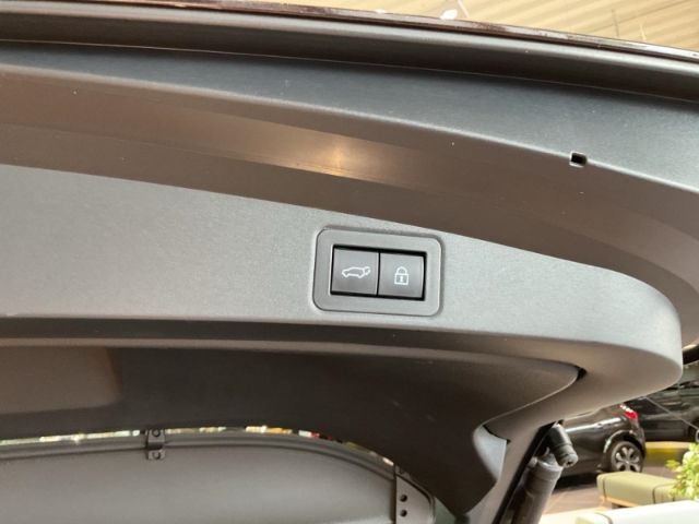 Toyota Corolla Touring Sports 2.0 Hybrid Lounge - Samsaru's Car Outlet