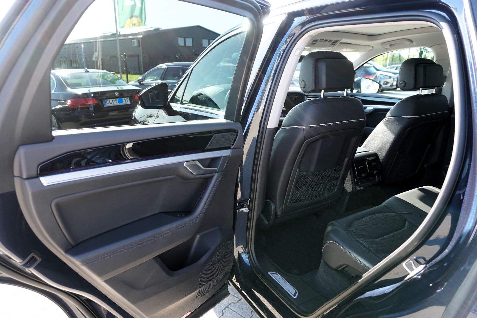 Volkswagen Touareg Elegance 4Motion - Samsaru's Car Outlet