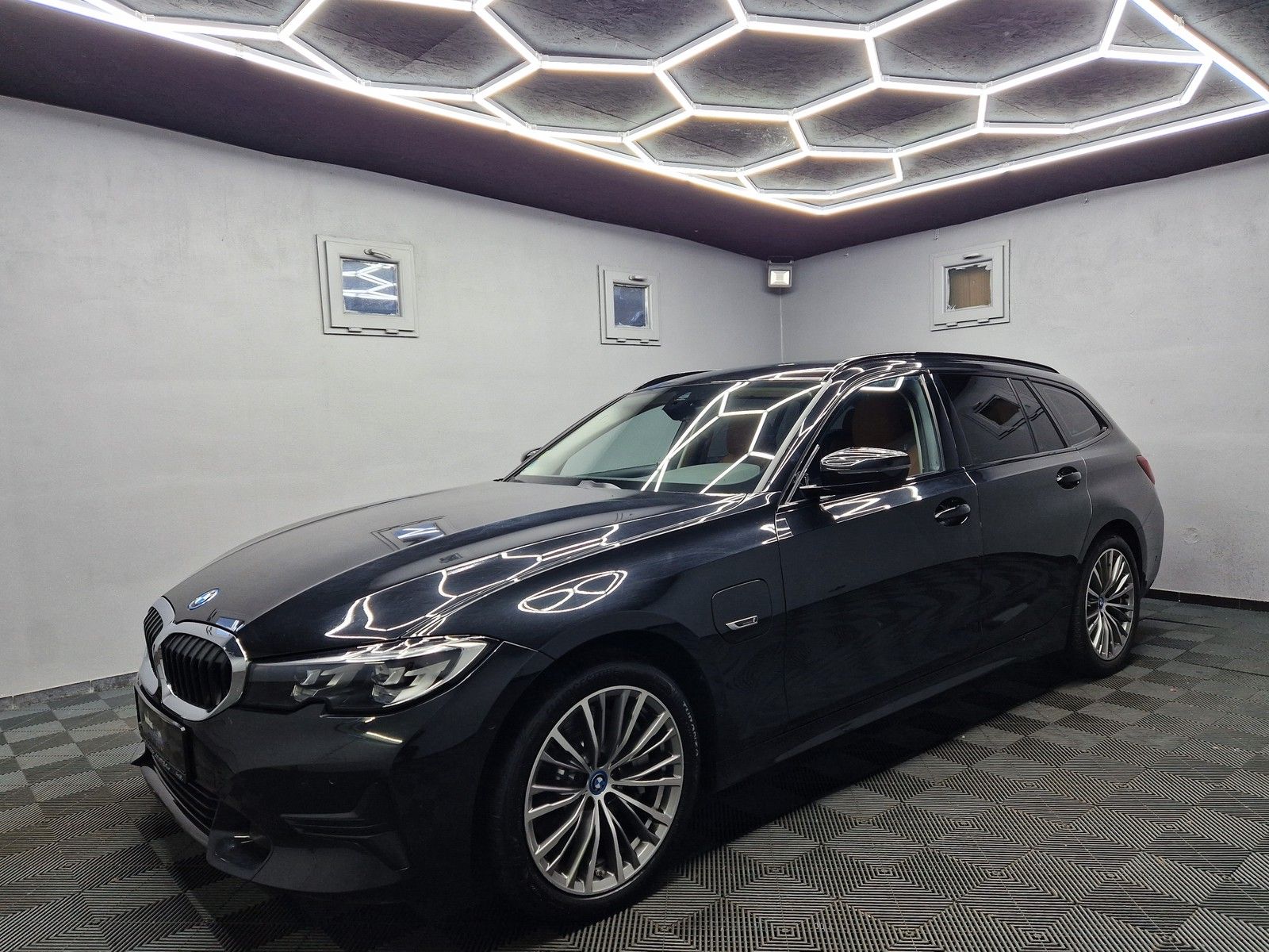 BMW 330 e Sport Line - Samsaru's Car Outlet