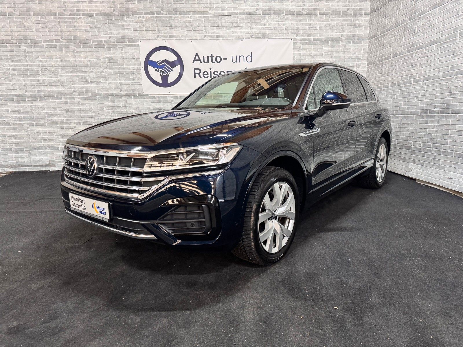 Volkswagen Touareg 3.0 TDI R-Line 4Motion - Samsaru's Car Outlet