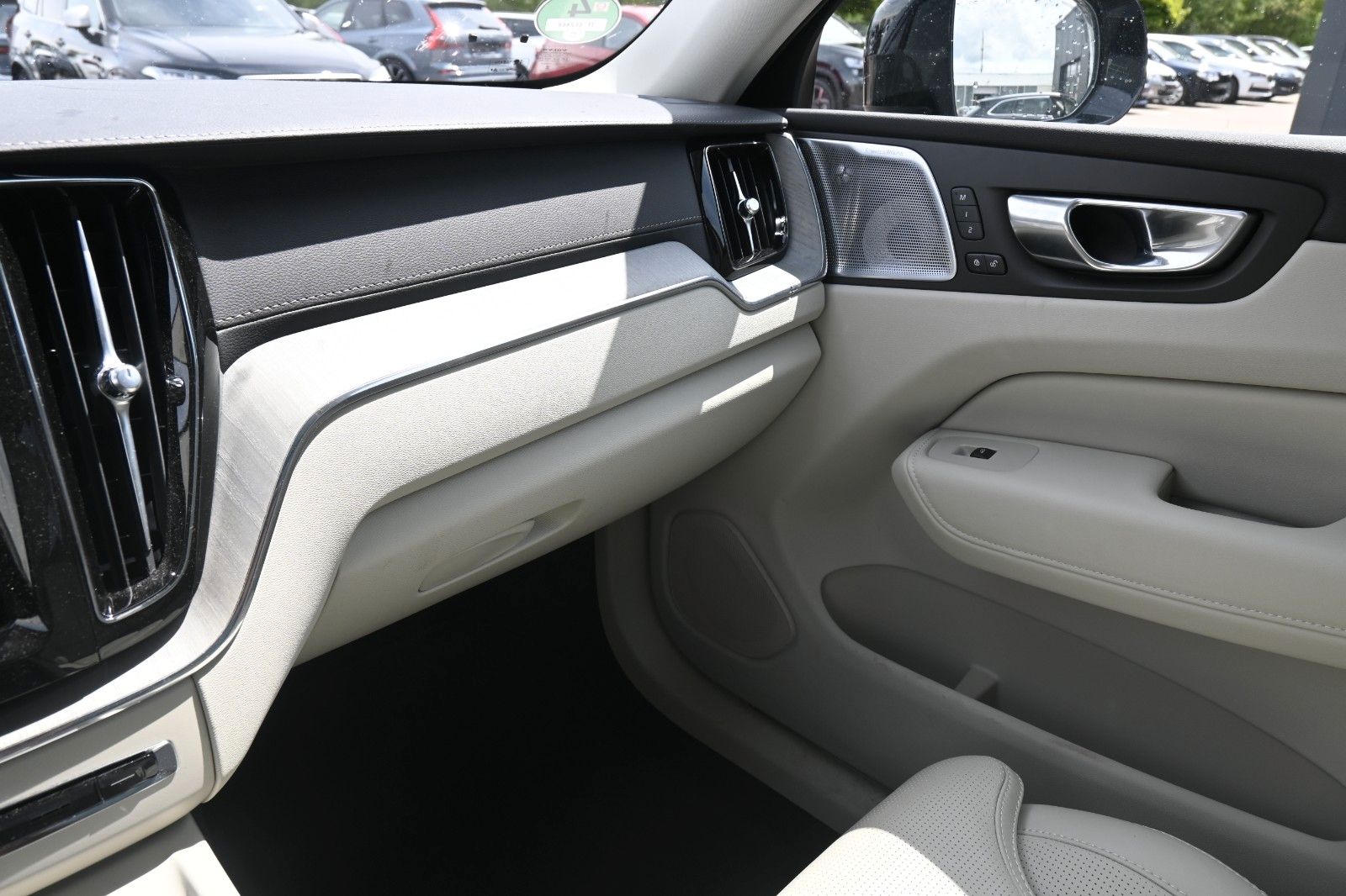 Volvo XC60 B4 D Ultimate Dark AWD - Samsaru's Car Outlet