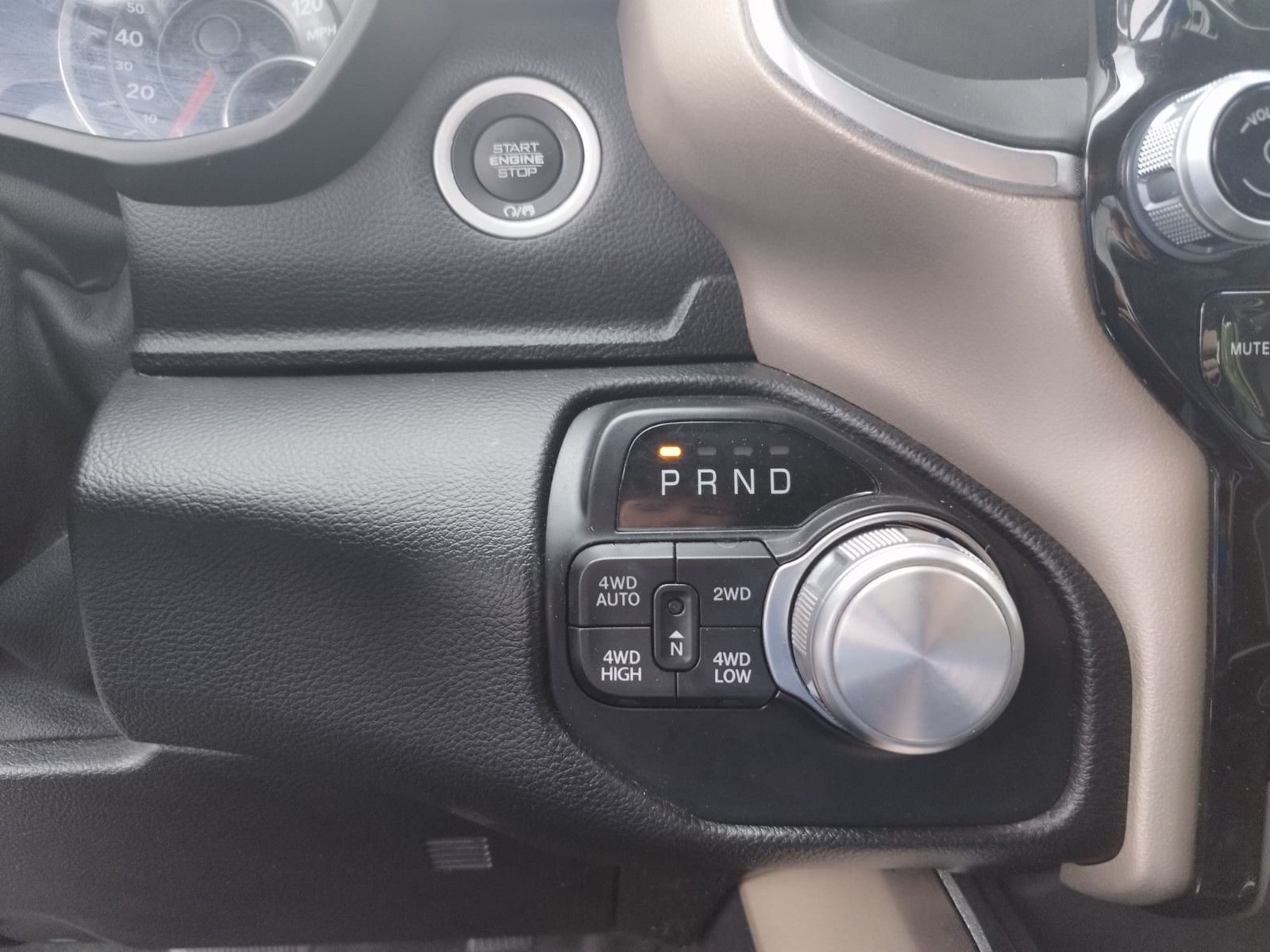 Dodge RAM 1500 Laramie Crew Cab 4x4  Kamera Leder LED
