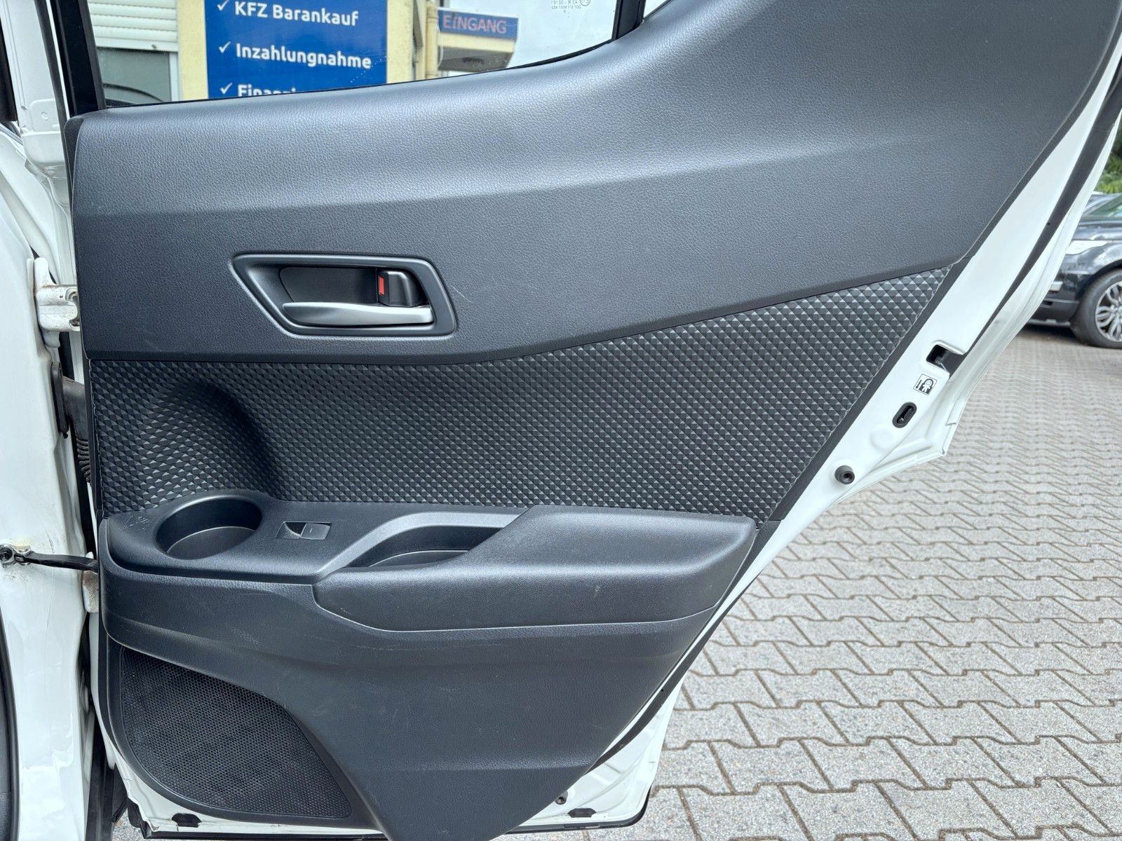 Toyota C-HR Hybrid - Samsaru's Car Outlet