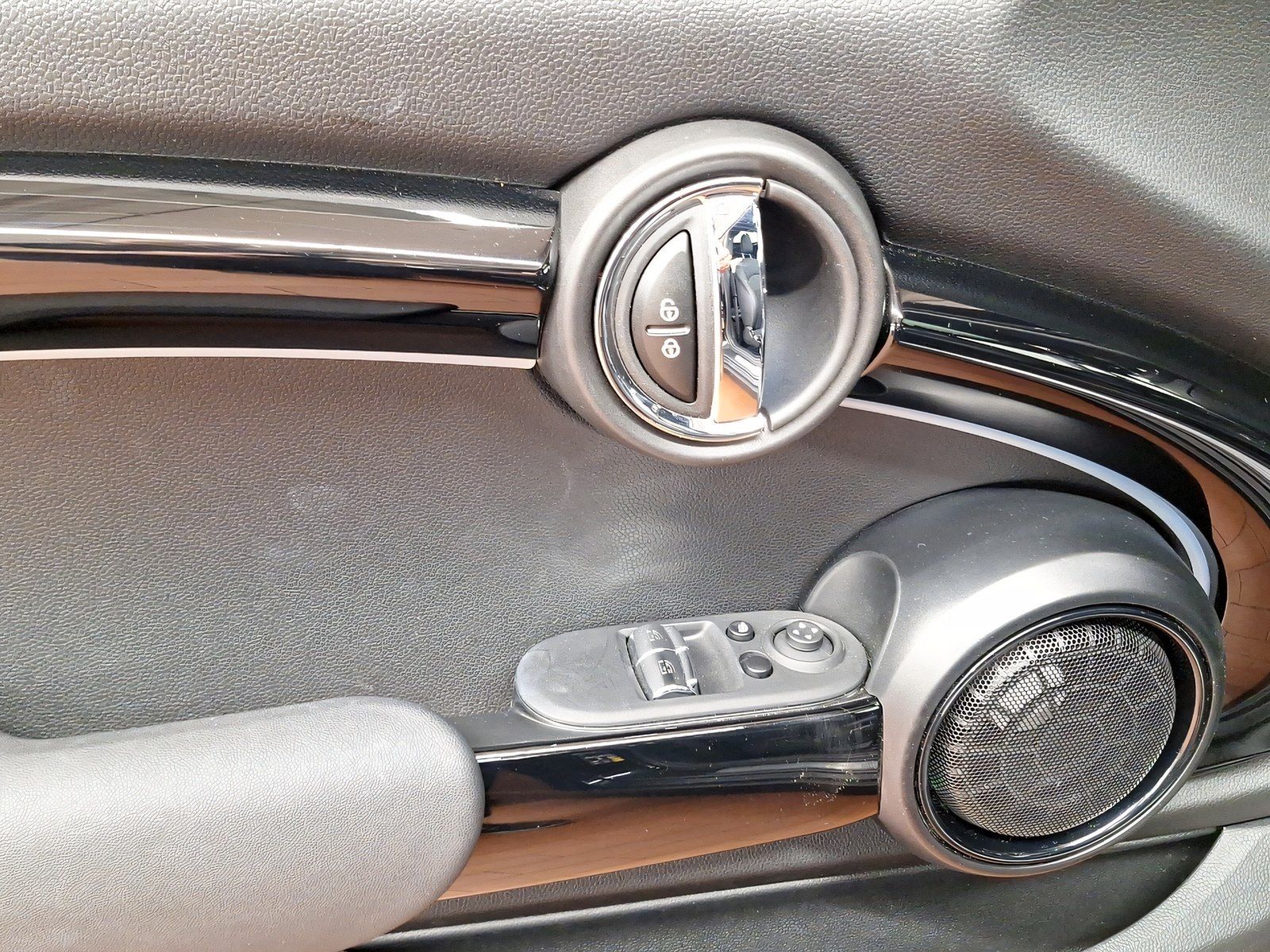 MINI Cooper SE - Samsaru's Car Outlet