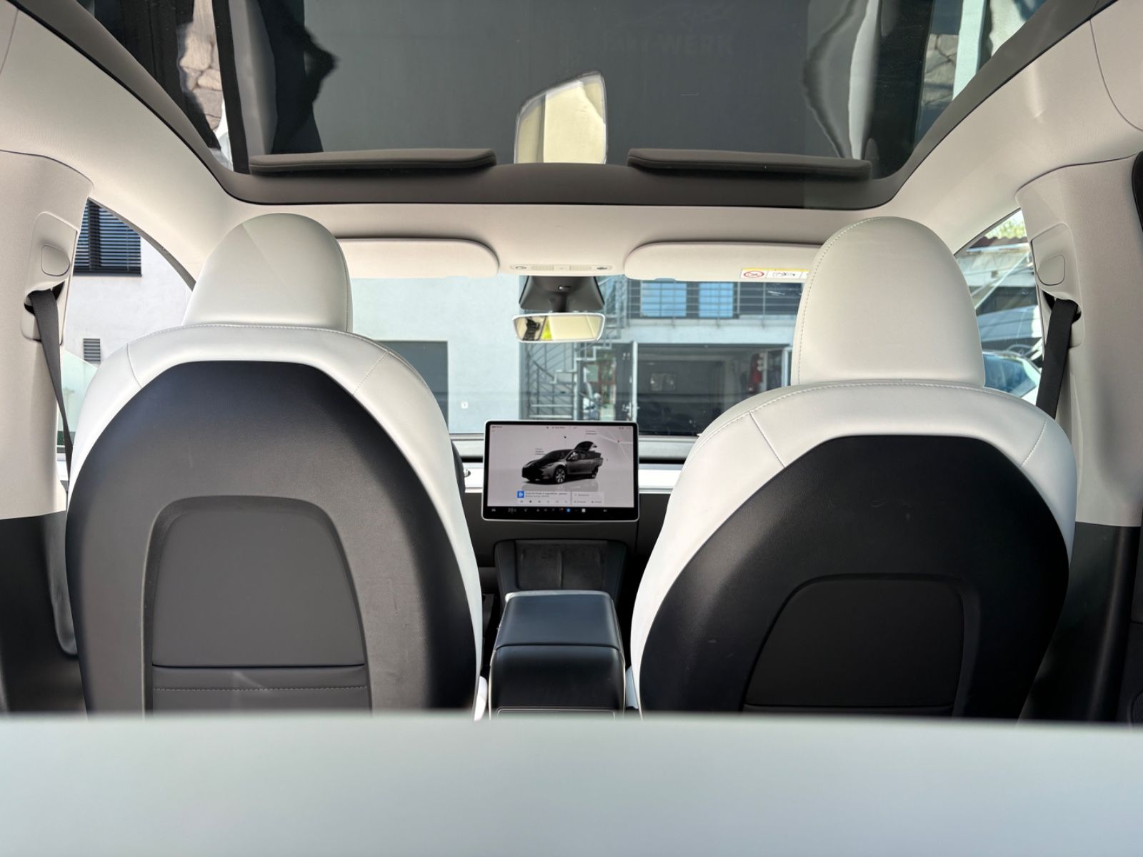 Tesla Model Y RWD Innen weiß