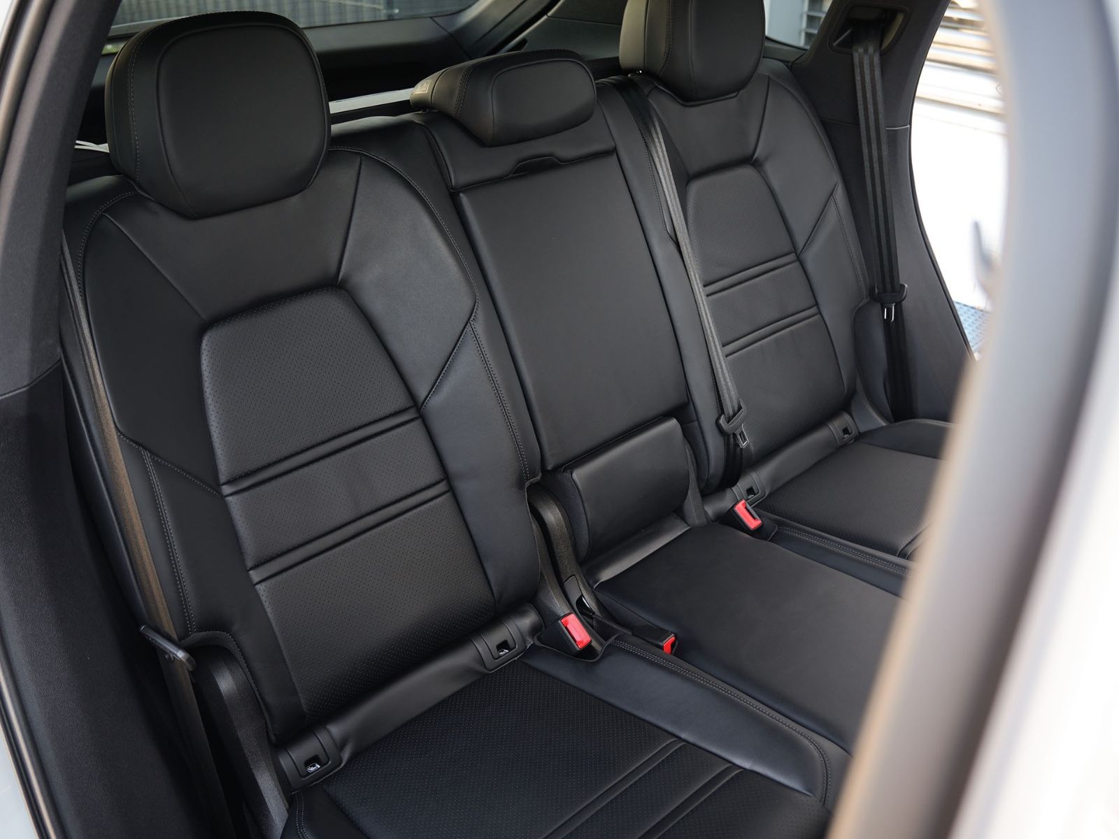 Porsche E-Hybrid INNODRIVE-LUFTF.-PANO-AHK-MASSAGE-VOLL