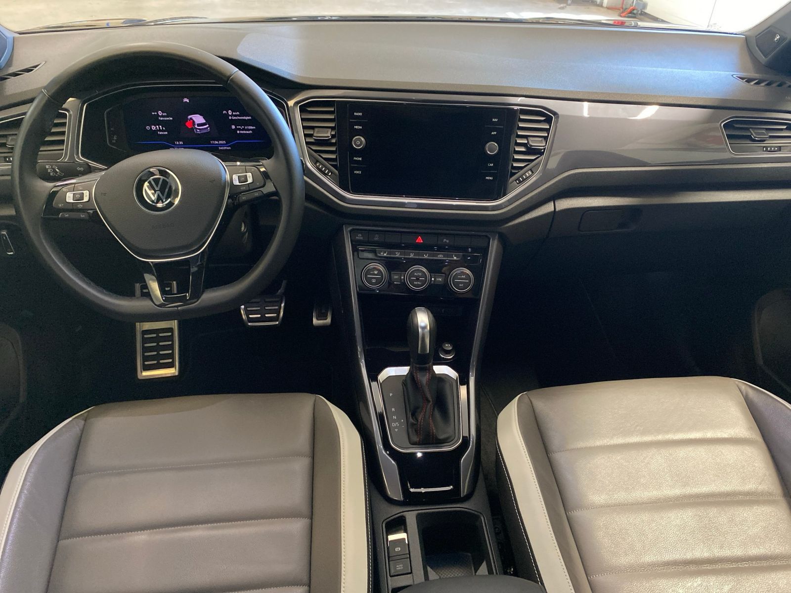 Volkswagen T-Roc 1.5 TSI Sport R-Line - Samsaru's Car Outlet