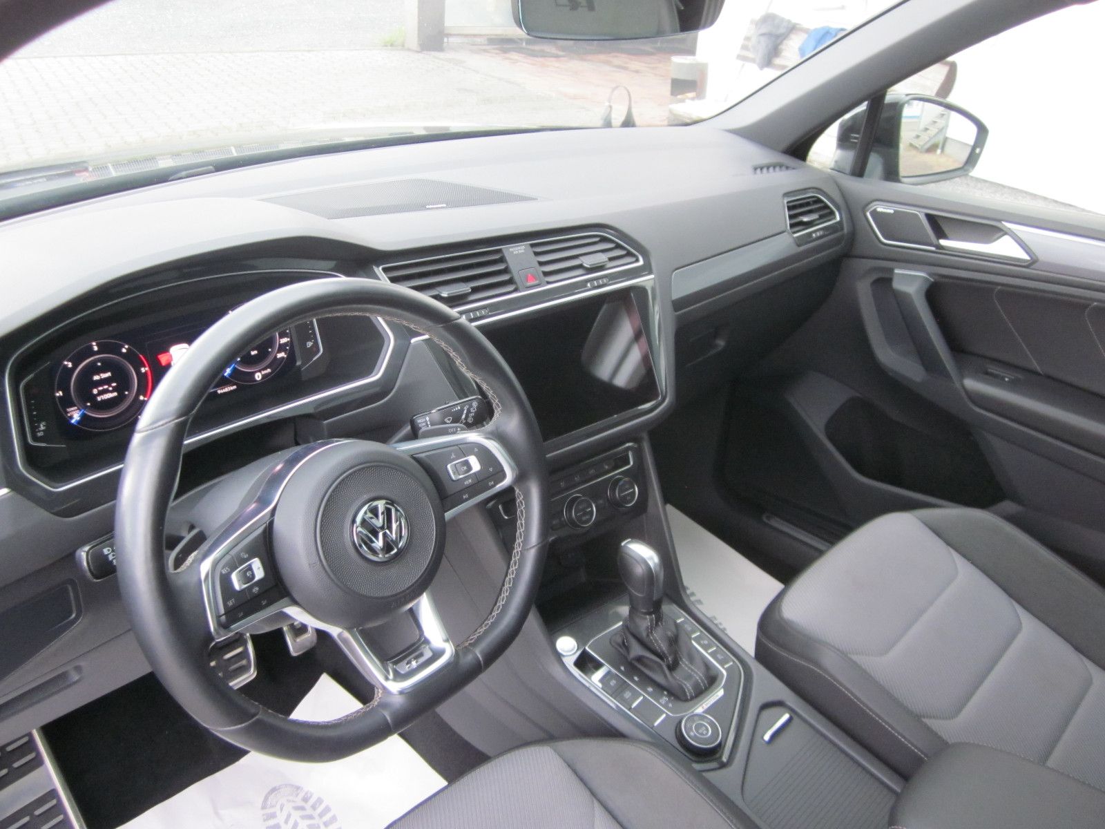 Volkswagen Tiguan 4M R-Line Black - Samsaru's Car Outlet